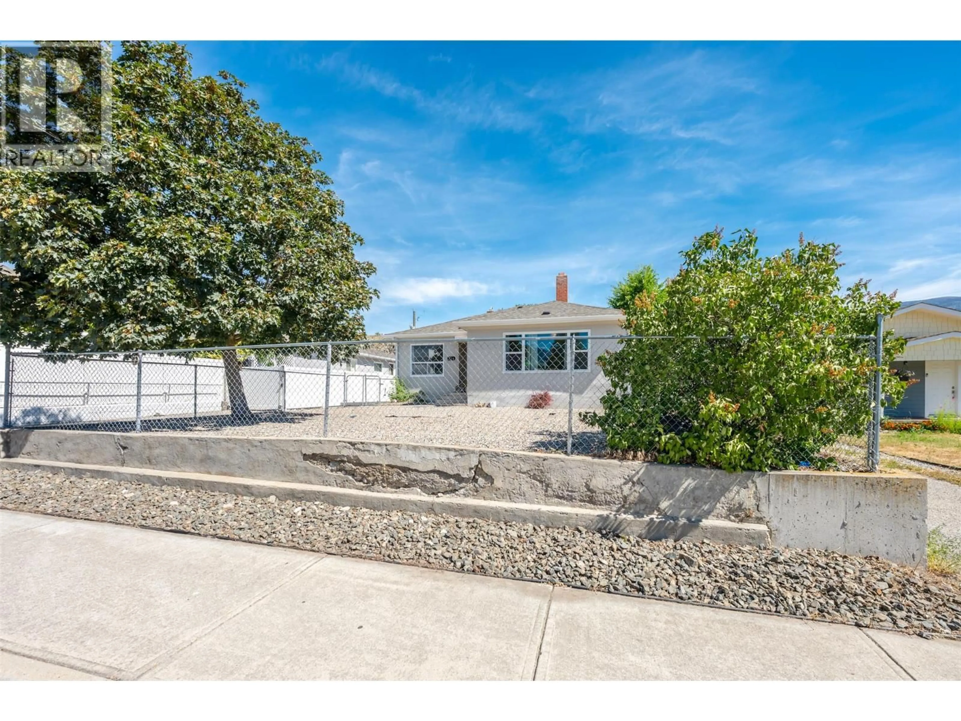 A pic from outside/outdoor area/front of a property/back of a property/a pic from drone, street for 724 SCHOOL AVENUE, Oliver British Columbia V0H1T0