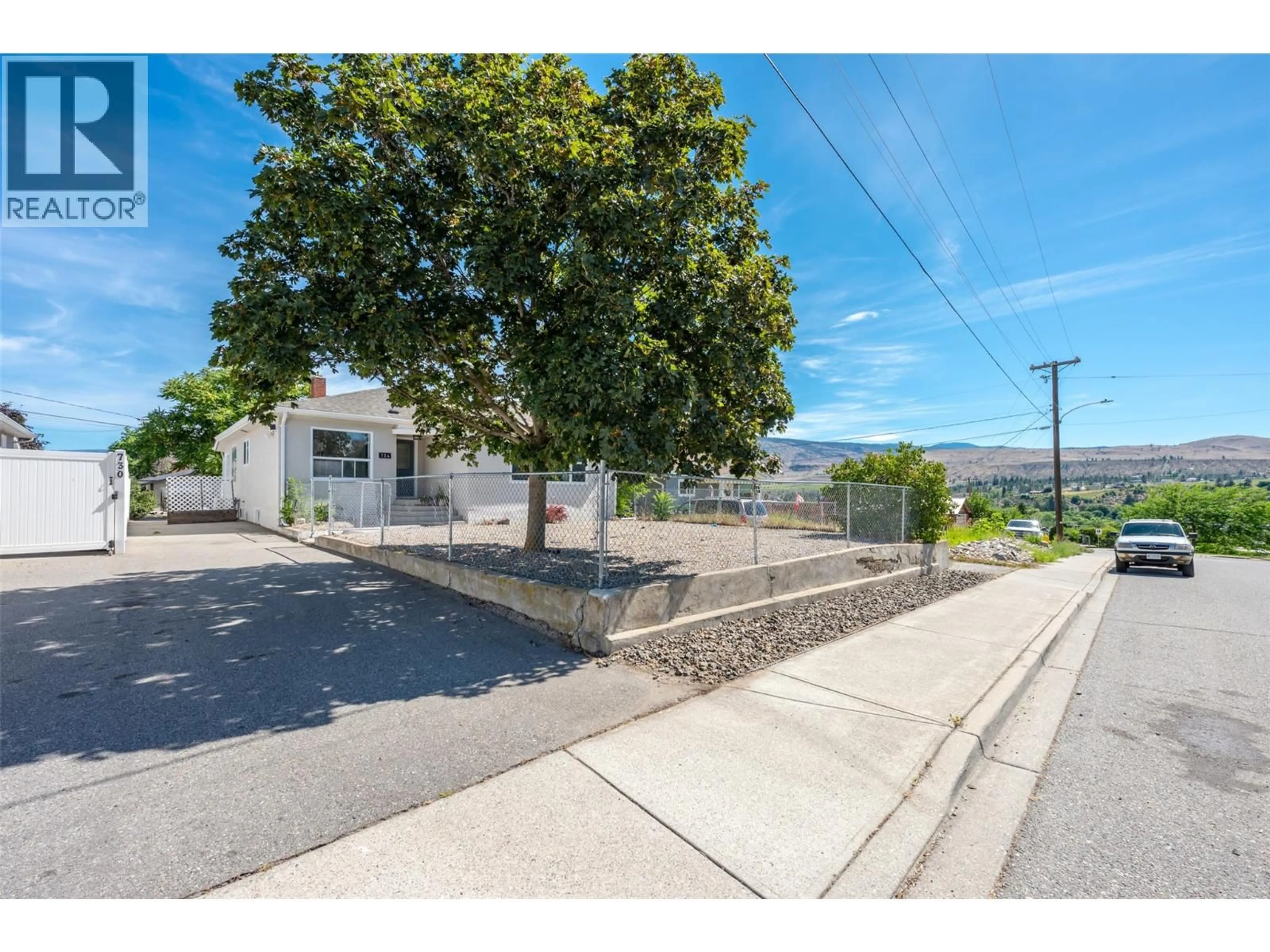 A pic from outside/outdoor area/front of a property/back of a property/a pic from drone, street for 724 SCHOOL AVENUE, Oliver British Columbia V0H1T0