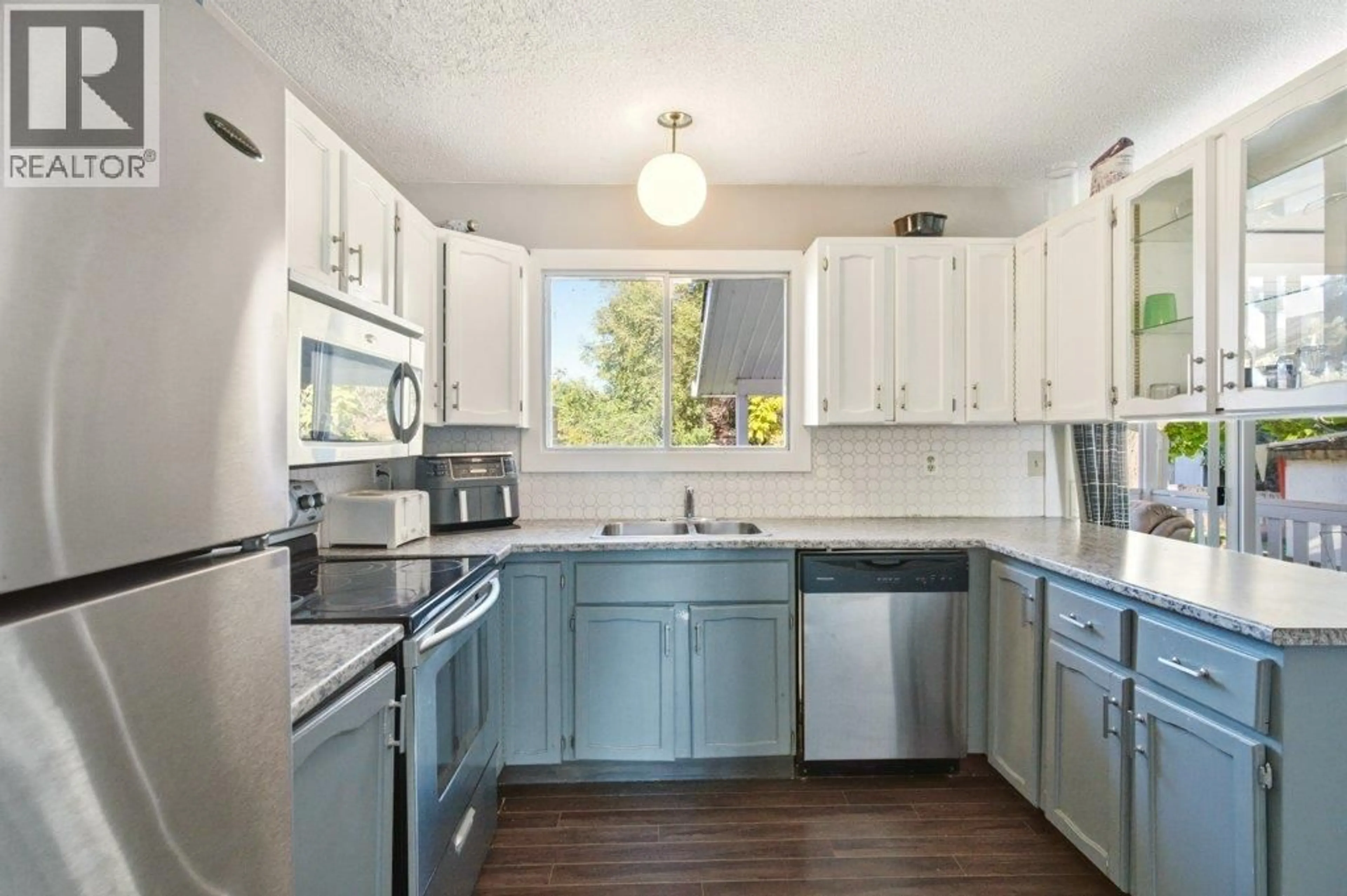 Standard kitchen, ceramic/tile floor for 400 MONTEREY ROAD, Kelowna British Columbia V1X1A2