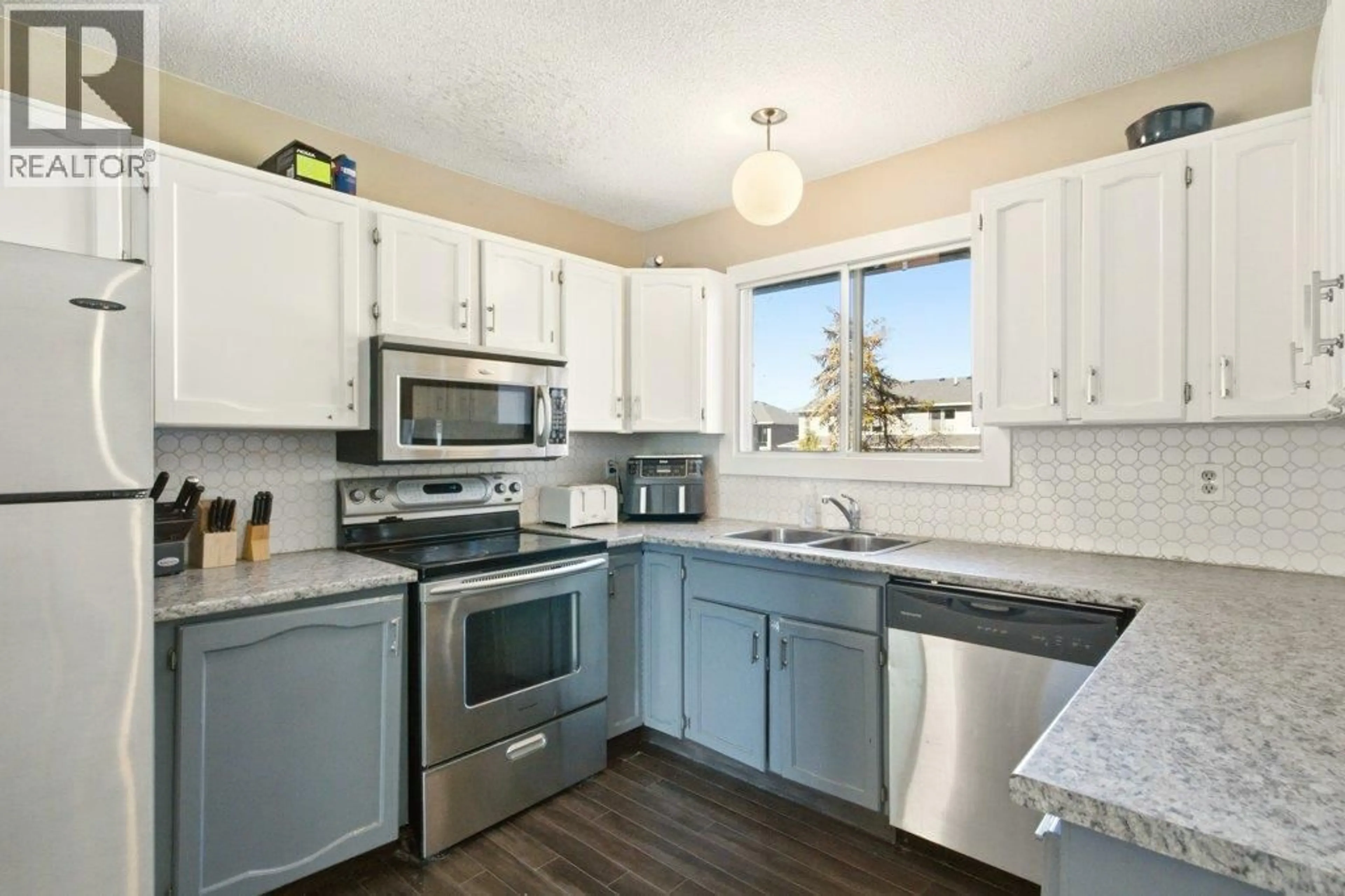 Standard kitchen, ceramic/tile floor for 400 MONTEREY ROAD, Kelowna British Columbia V1X1A2