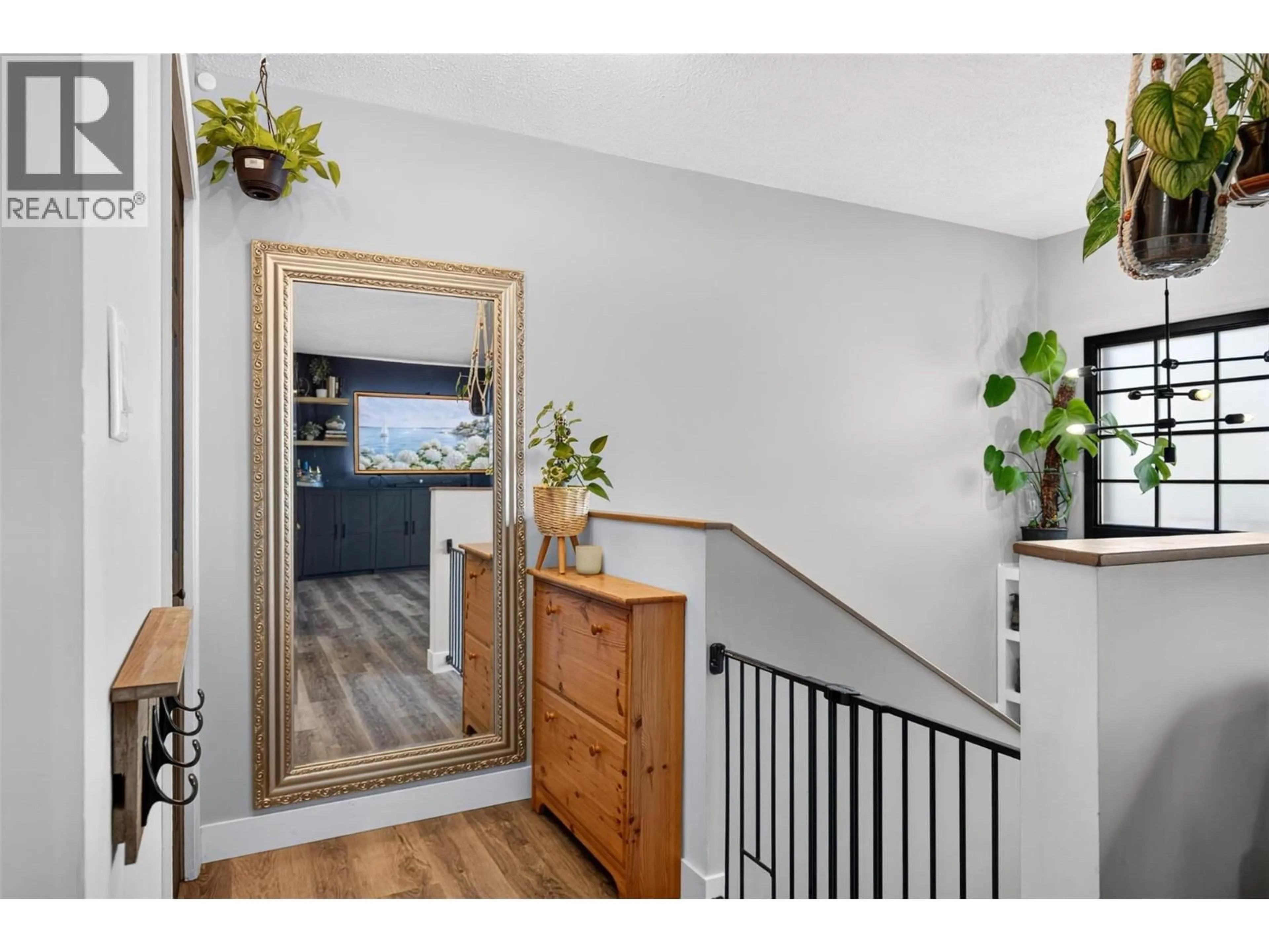 Indoor entryway for 170 SCARBORO ROAD, Kelowna British Columbia V1X1M2