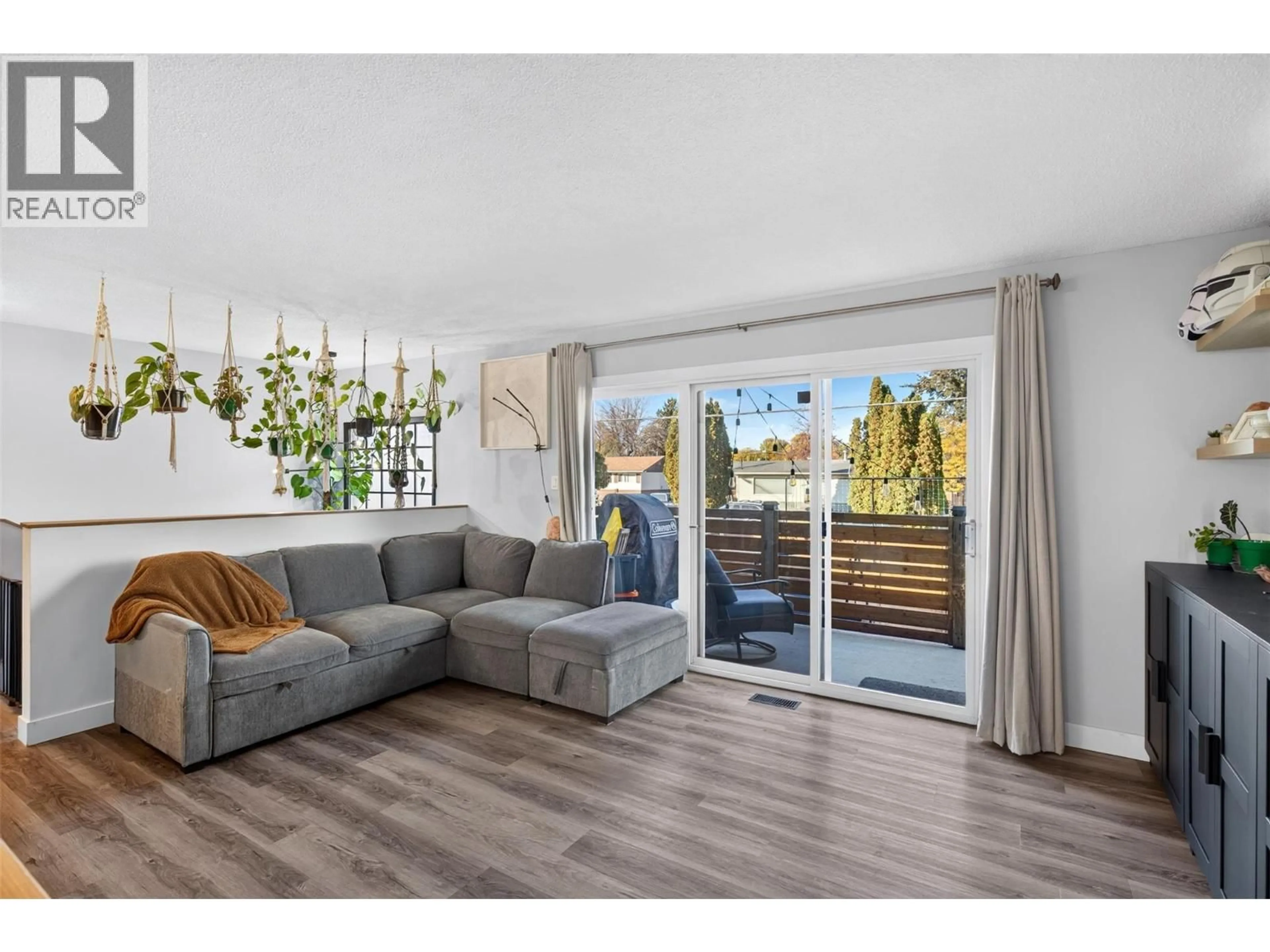 Living room with furniture, wood/laminate floor for 170 SCARBORO ROAD, Kelowna British Columbia V1X1M2