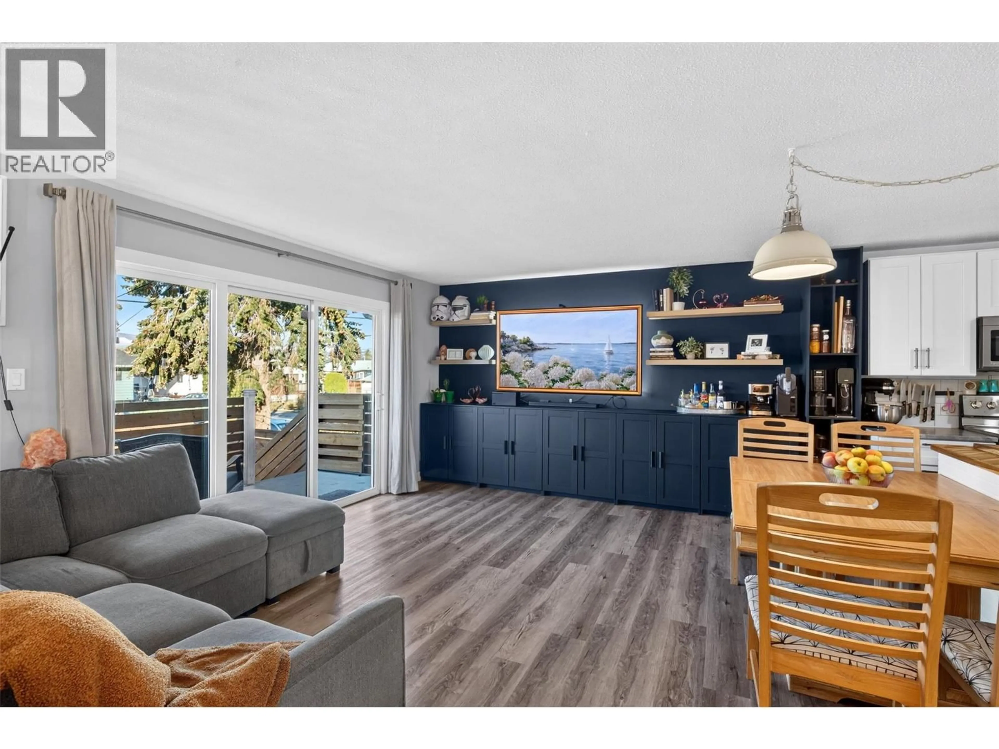 Living room with furniture, wood/laminate floor for 170 SCARBORO ROAD, Kelowna British Columbia V1X1M2