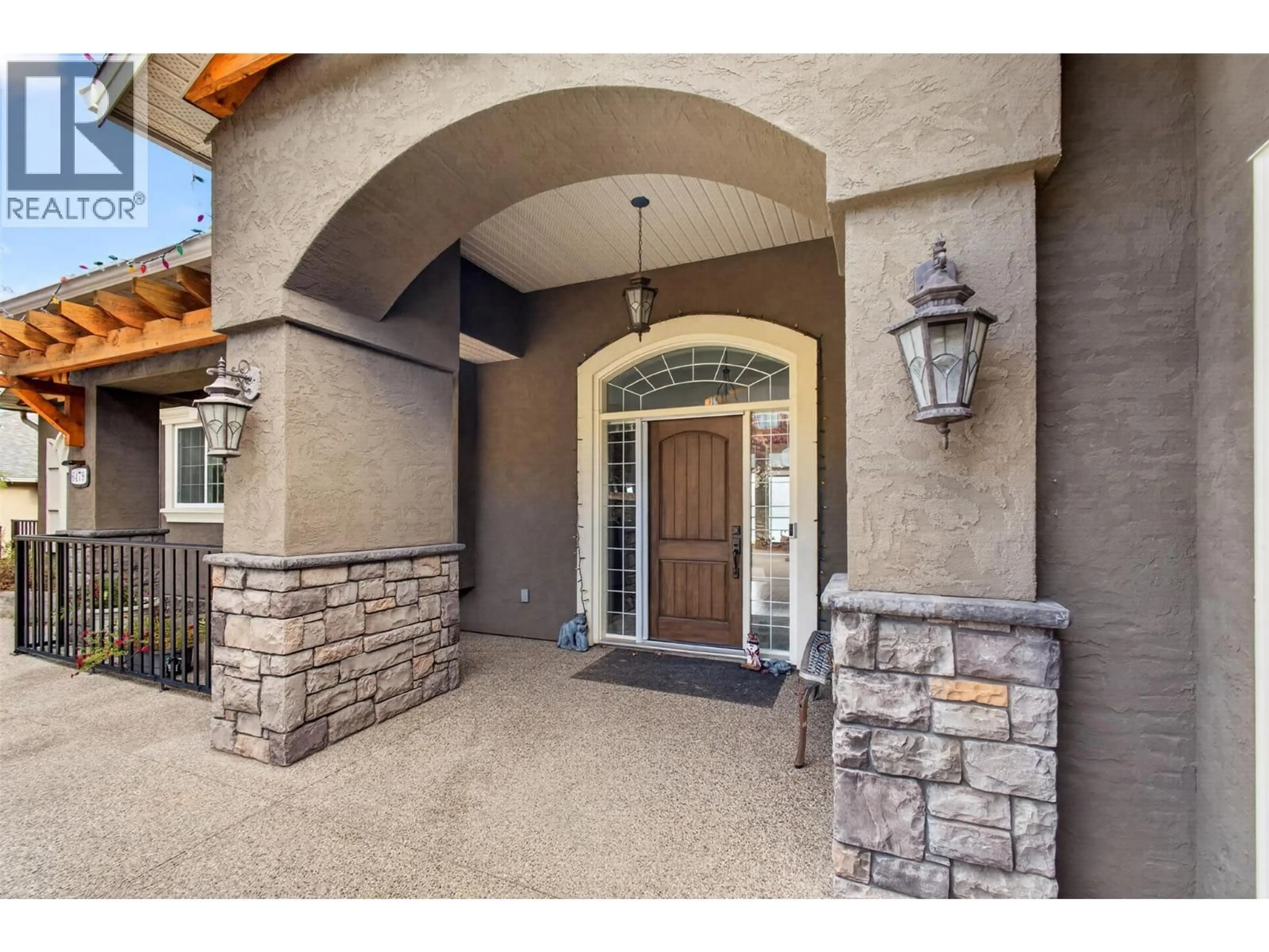 Indoor entryway for 6479 STUART CRESCENT SOUTH, Peachland British Columbia V0H1X7