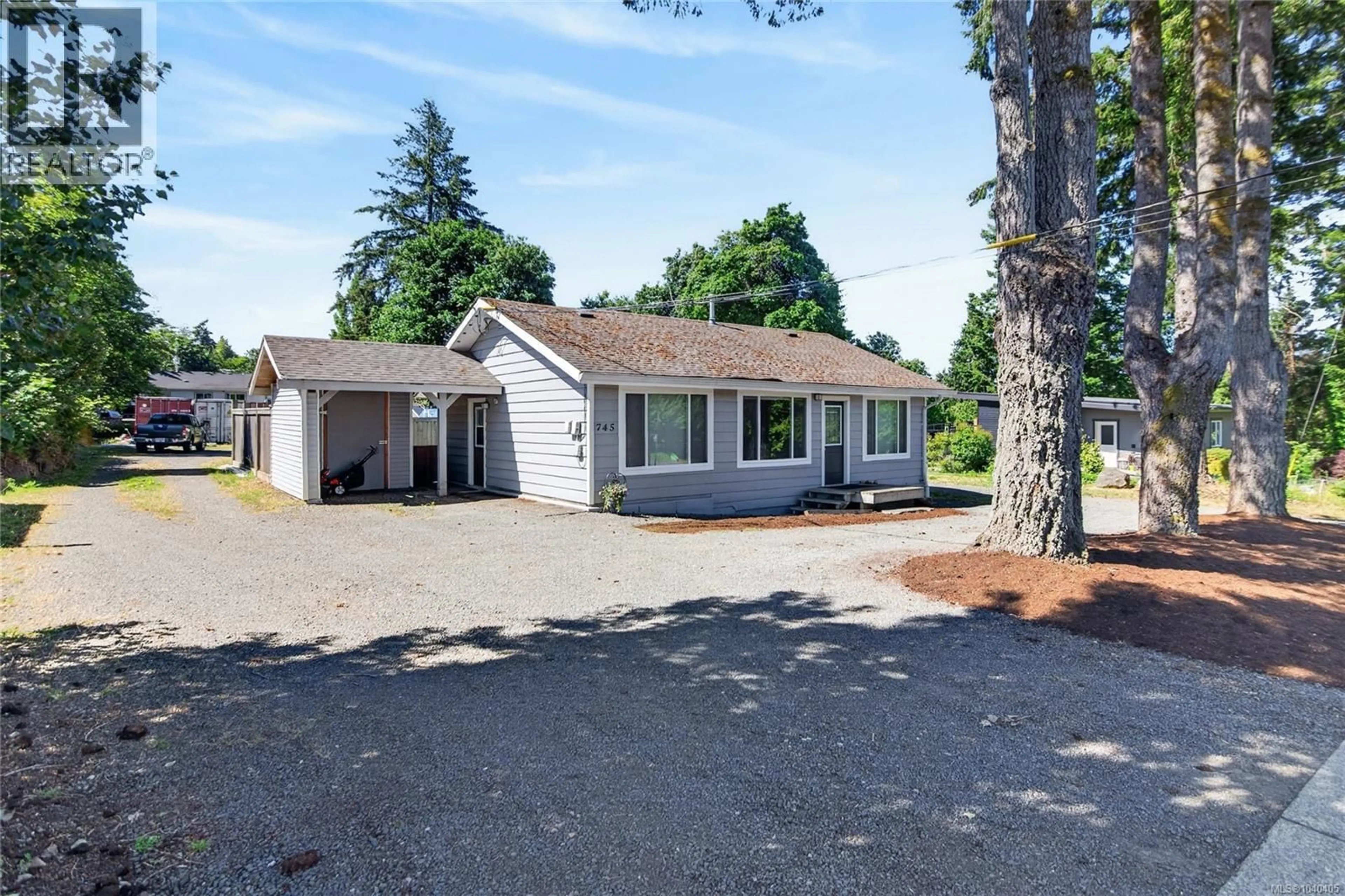Home with vinyl exterior material, street for 745 EVERGREEN ROAD, Campbell River British Columbia V9W3R7