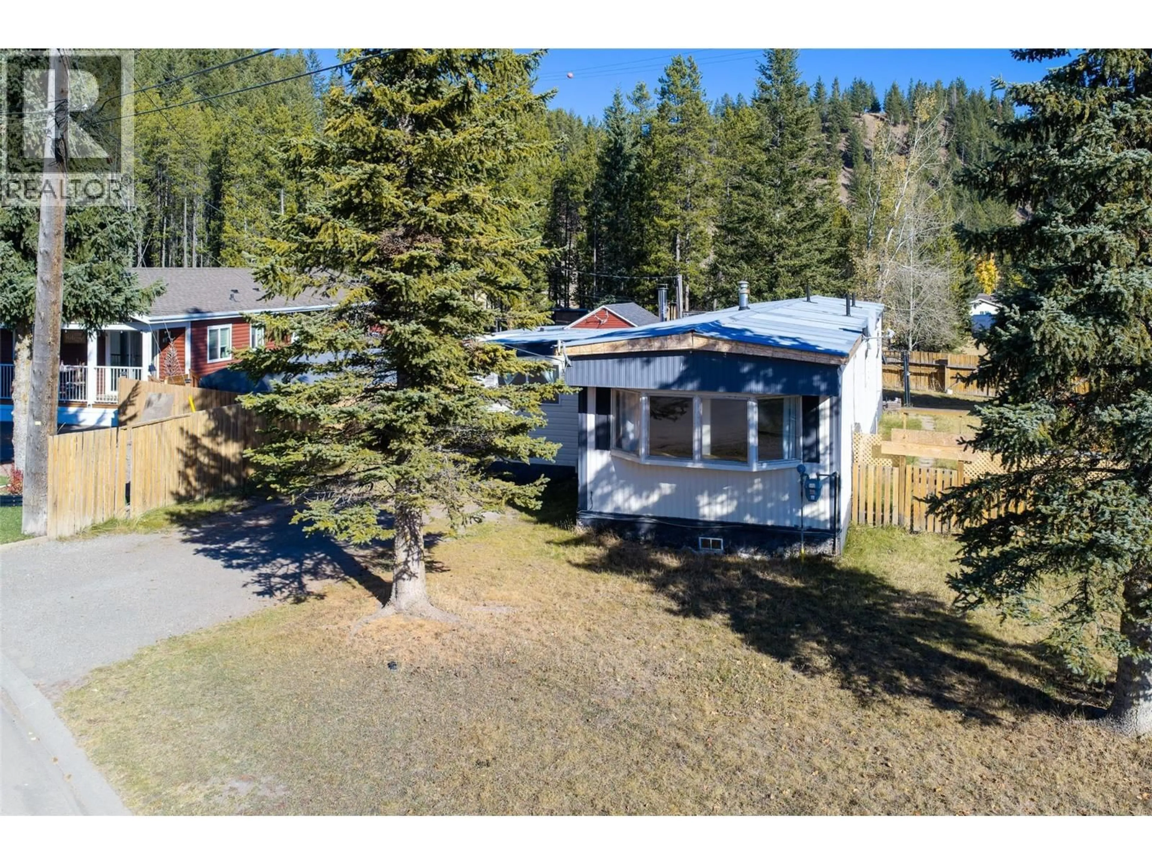 A pic from outside/outdoor area/front of a property/back of a property/a pic from drone, unknown for 1555 NEWGATE CRESCENT CRESCENT, Elkford British Columbia V0B1H0