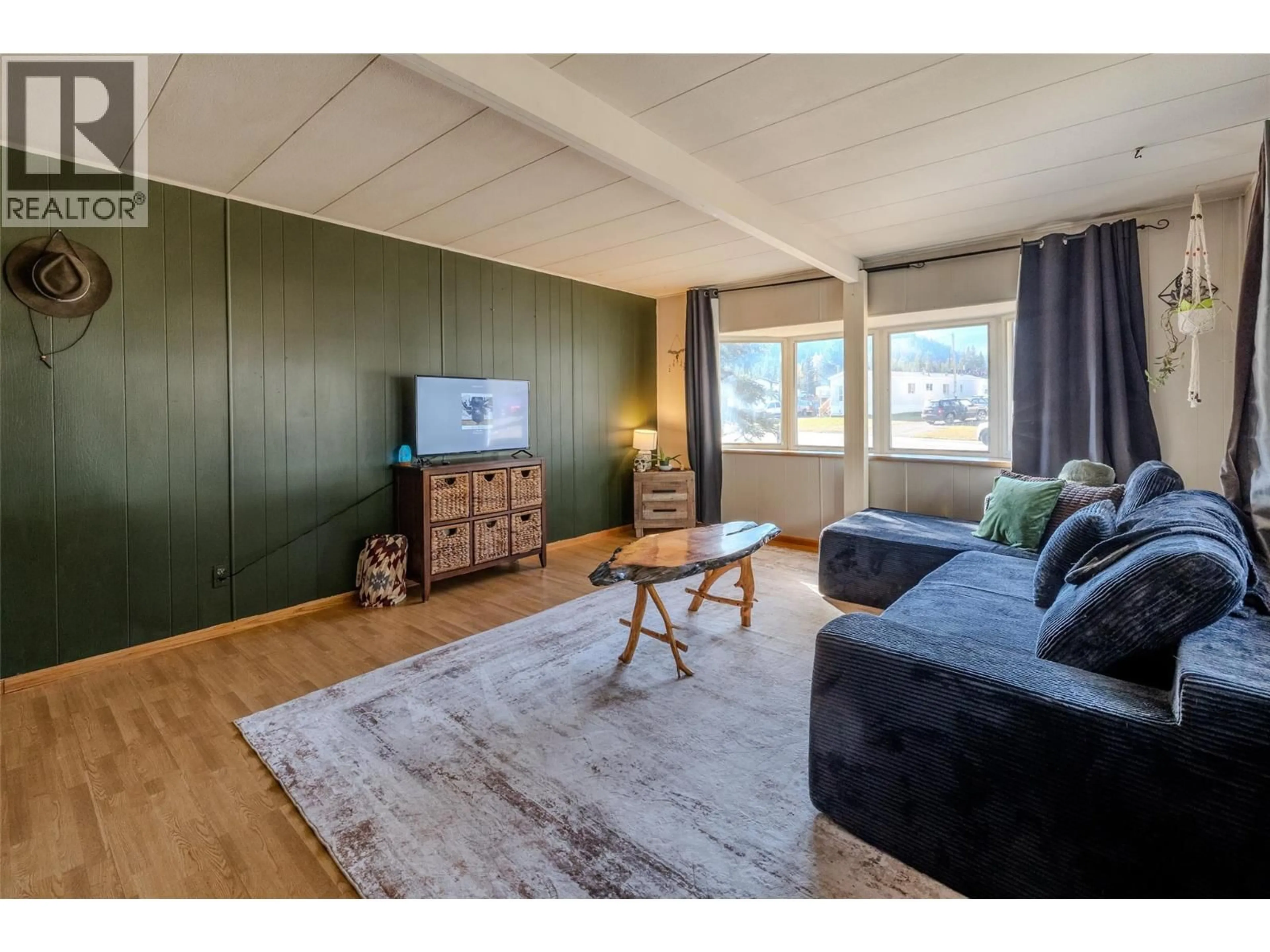 Living room with furniture, wood/laminate floor for 1555 NEWGATE CRESCENT, Elkford British Columbia V0B1H0