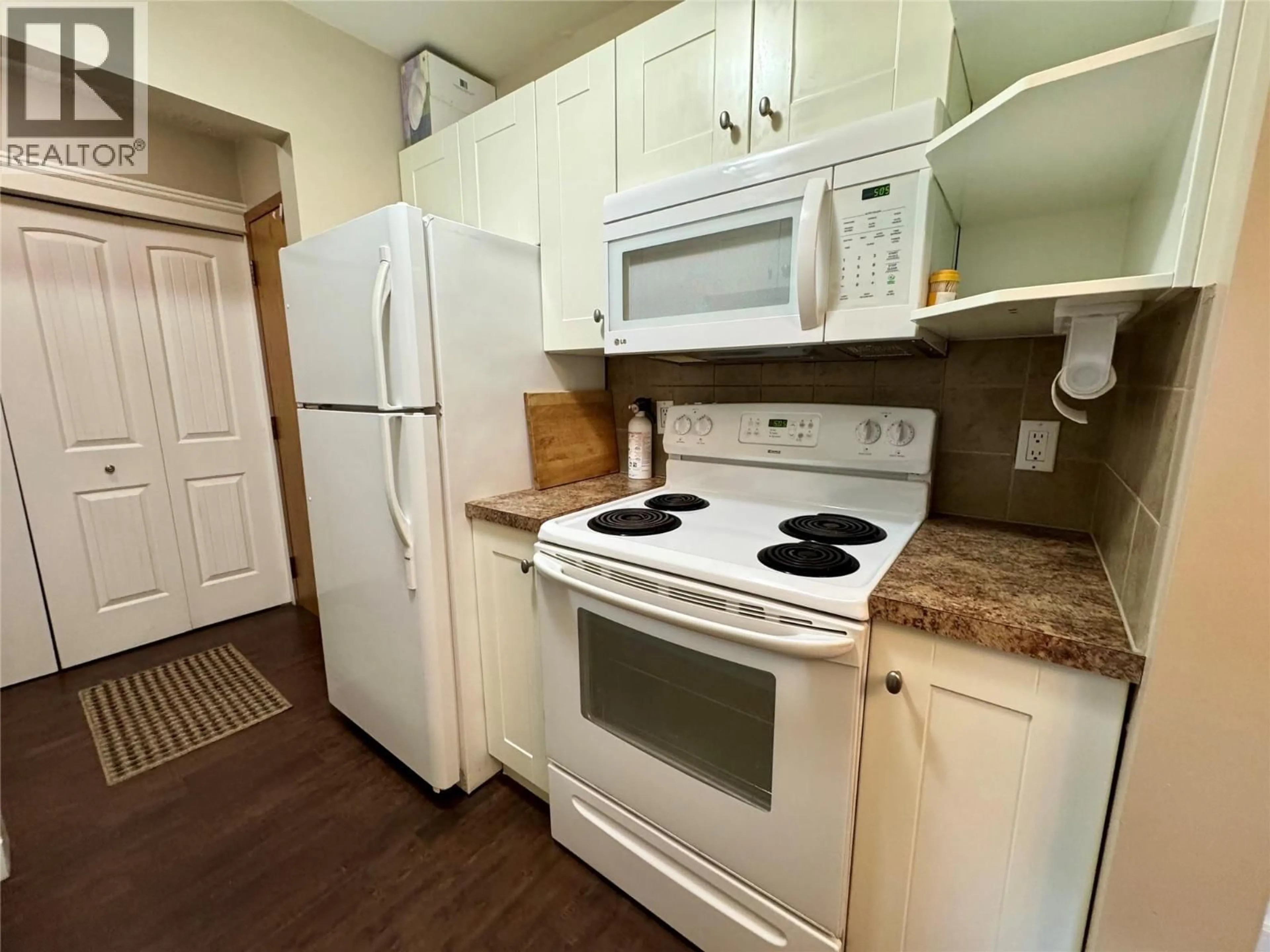 Standard kitchen, unknown for 309 - 320 NORTHGATE OTHER, Tumbler Ridge British Columbia V0C2W0
