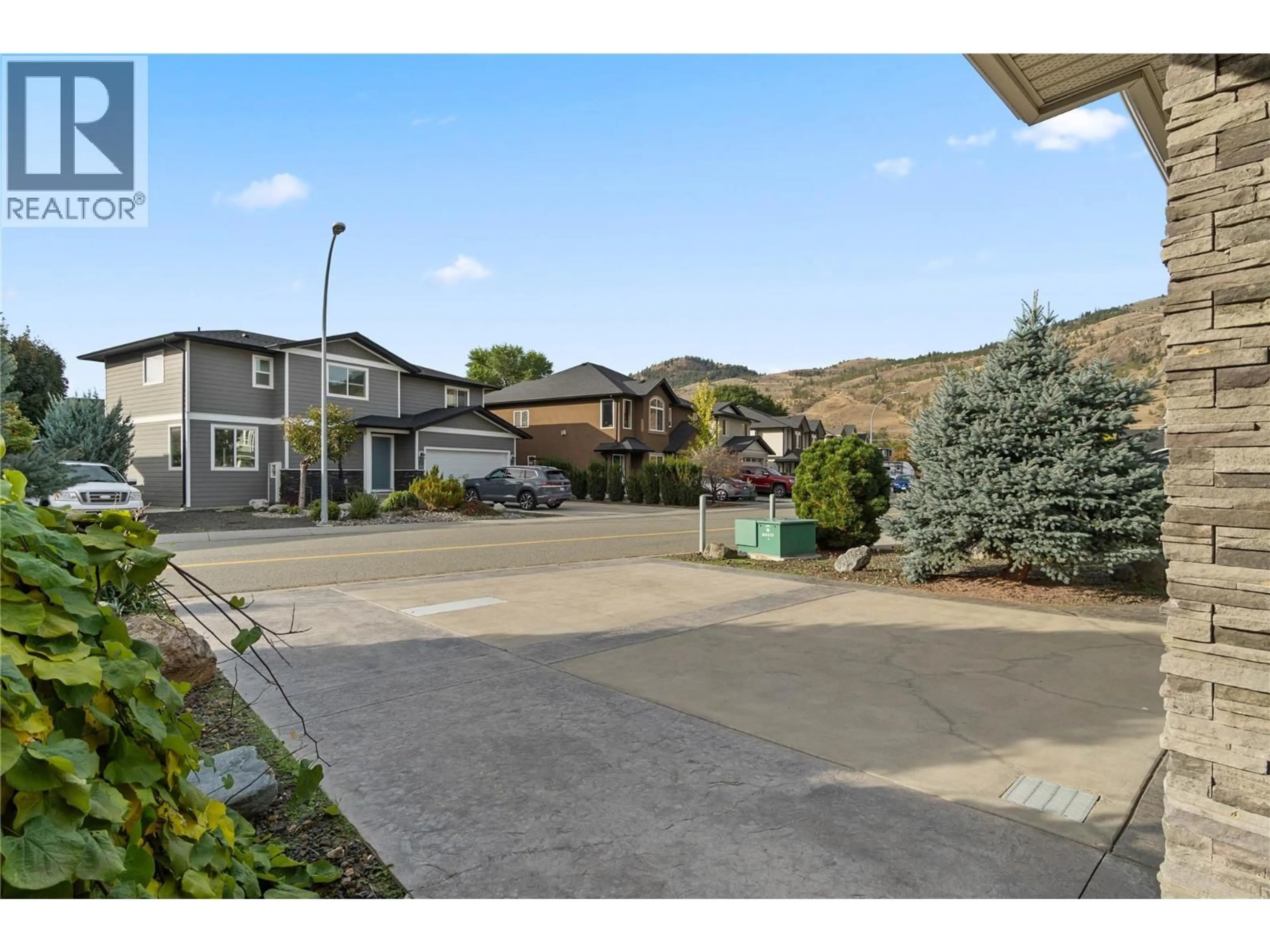 A pic from outside/outdoor area/front of a property/back of a property/a pic from drone, street for 710 HAYWARD PLACE, Kamloops British Columbia V2B0G1