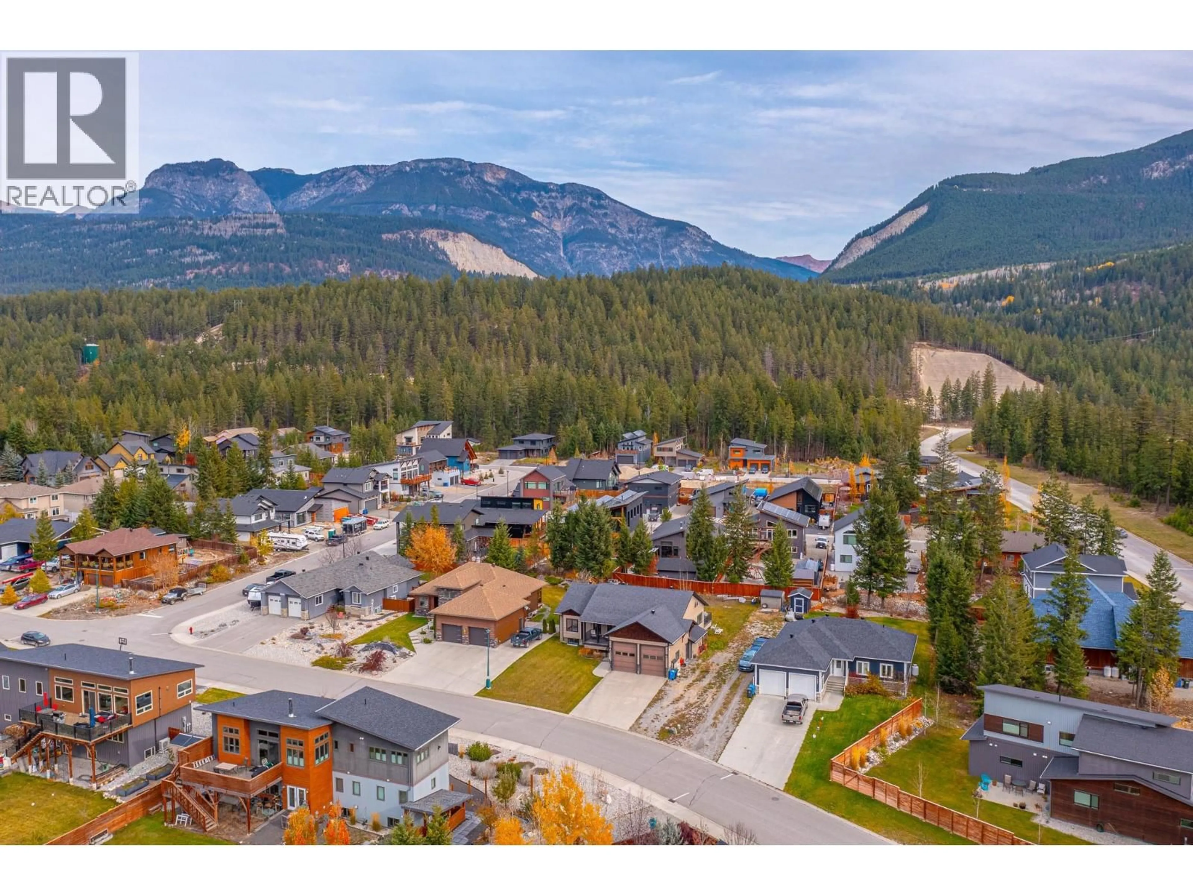 A pic from outside/outdoor area/front of a property/back of a property/a pic from drone, mountain view for 1448 HEMLOCK STREET, Golden British Columbia V0A1H6
