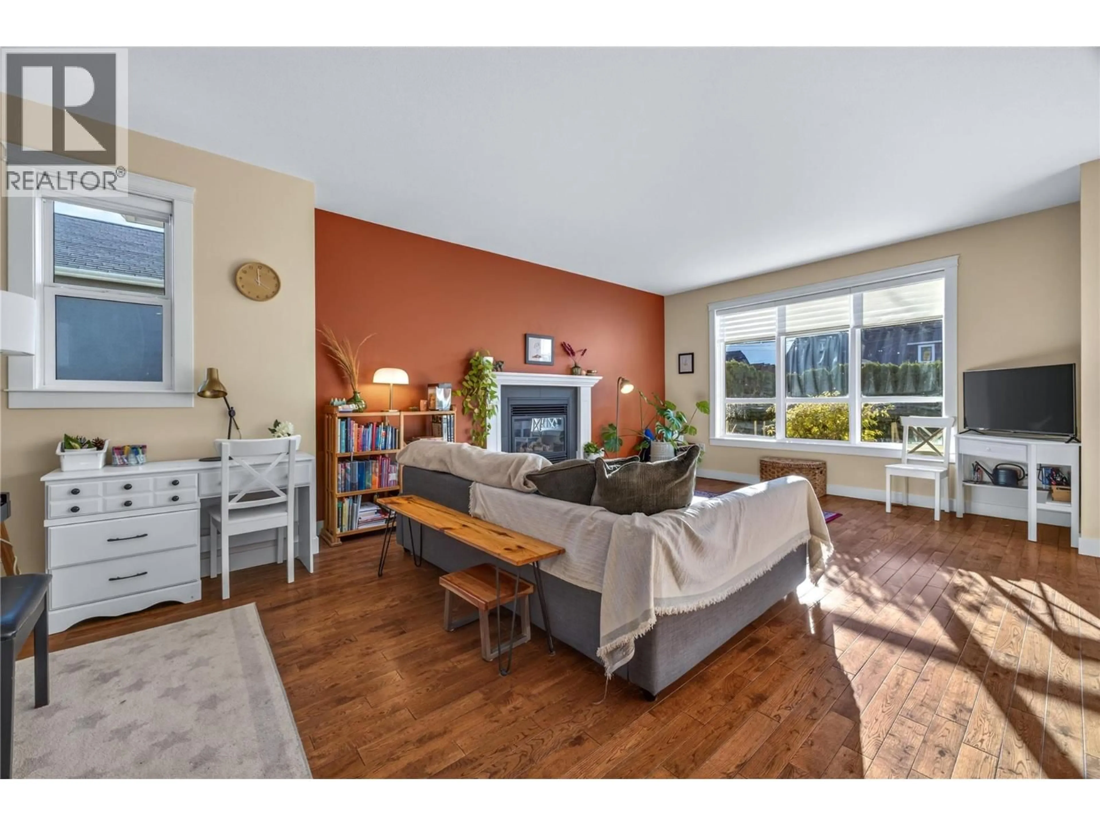 Living room with furniture, wood/laminate floor for 101 - 644 VICTORIA DRIVE, Penticton British Columbia V2A5N6