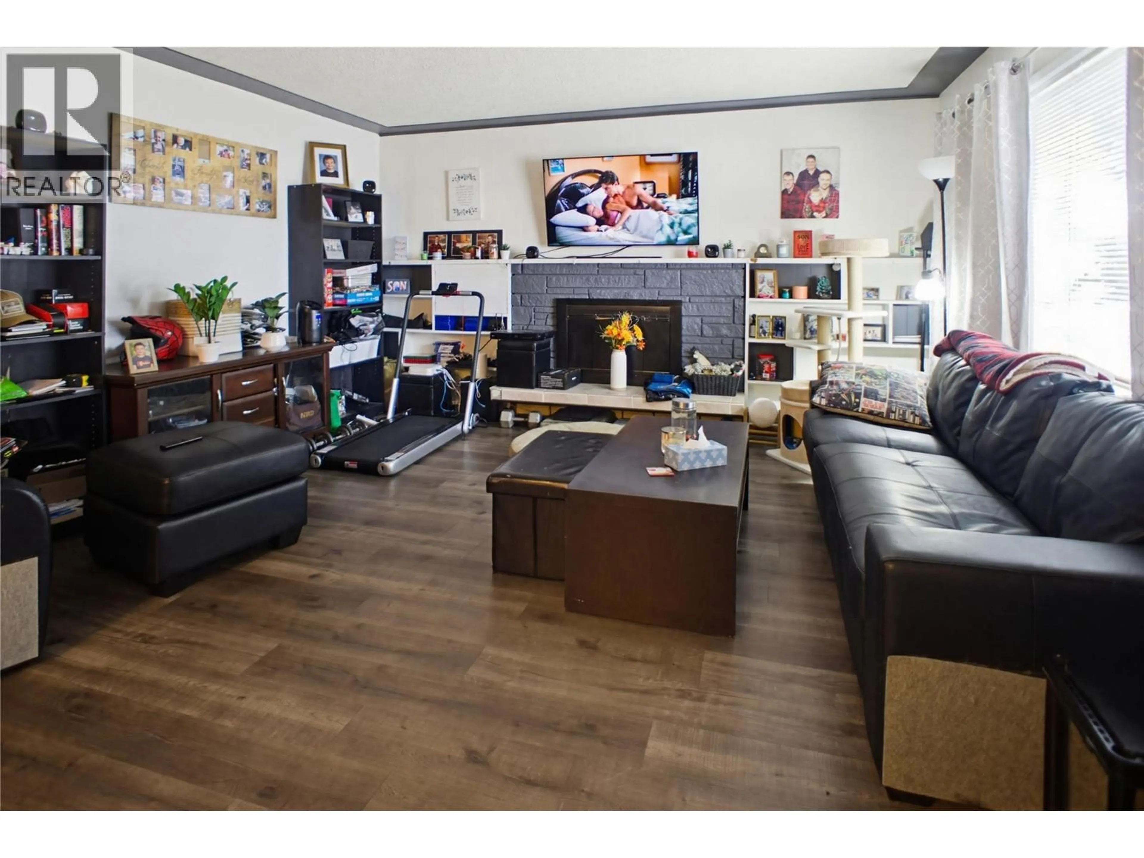 Living room with furniture, wood/laminate floor for 682 ALBERNI AVENUE, Kamloops British Columbia V2B1T1