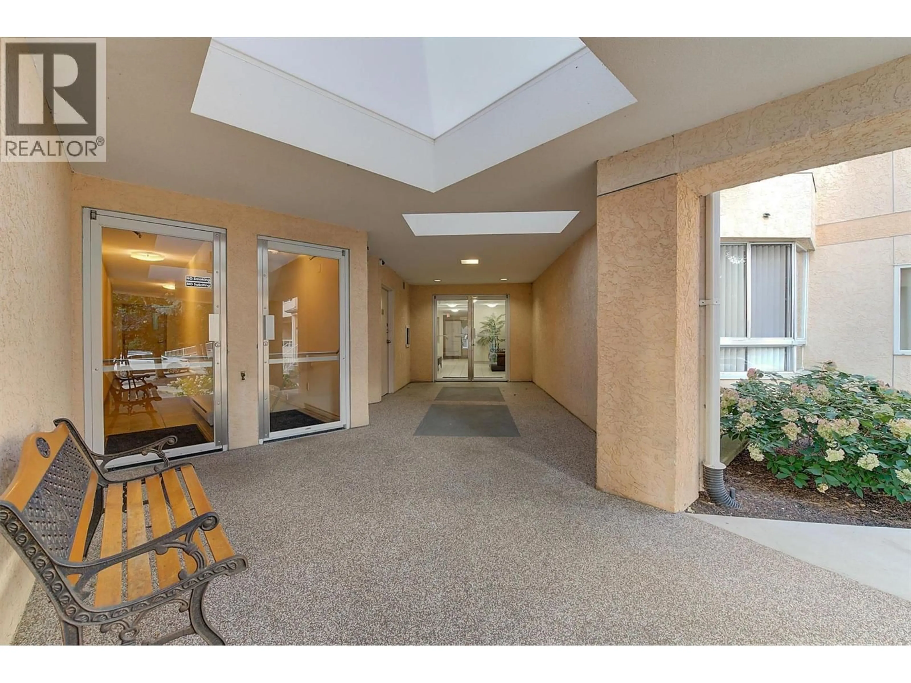 Indoor foyer for 311 - 709 HOUGHTON ROAD, Kelowna British Columbia V1X7J7
