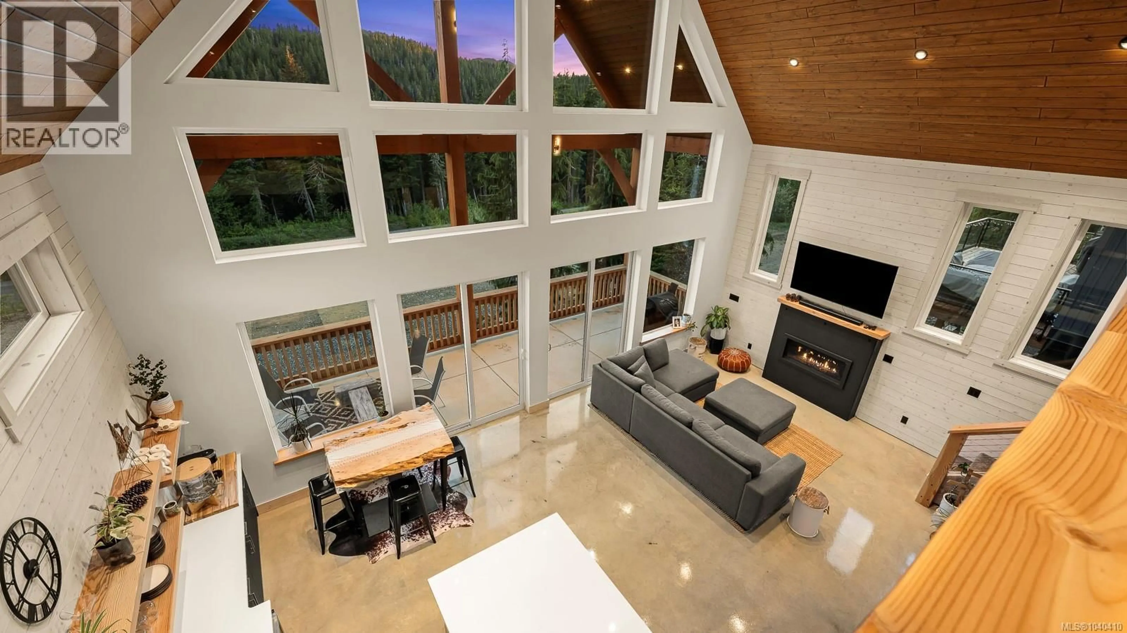 Indoor foyer for 455 ARROWSMITH RIDGE, Courtenay British Columbia V9J1L0