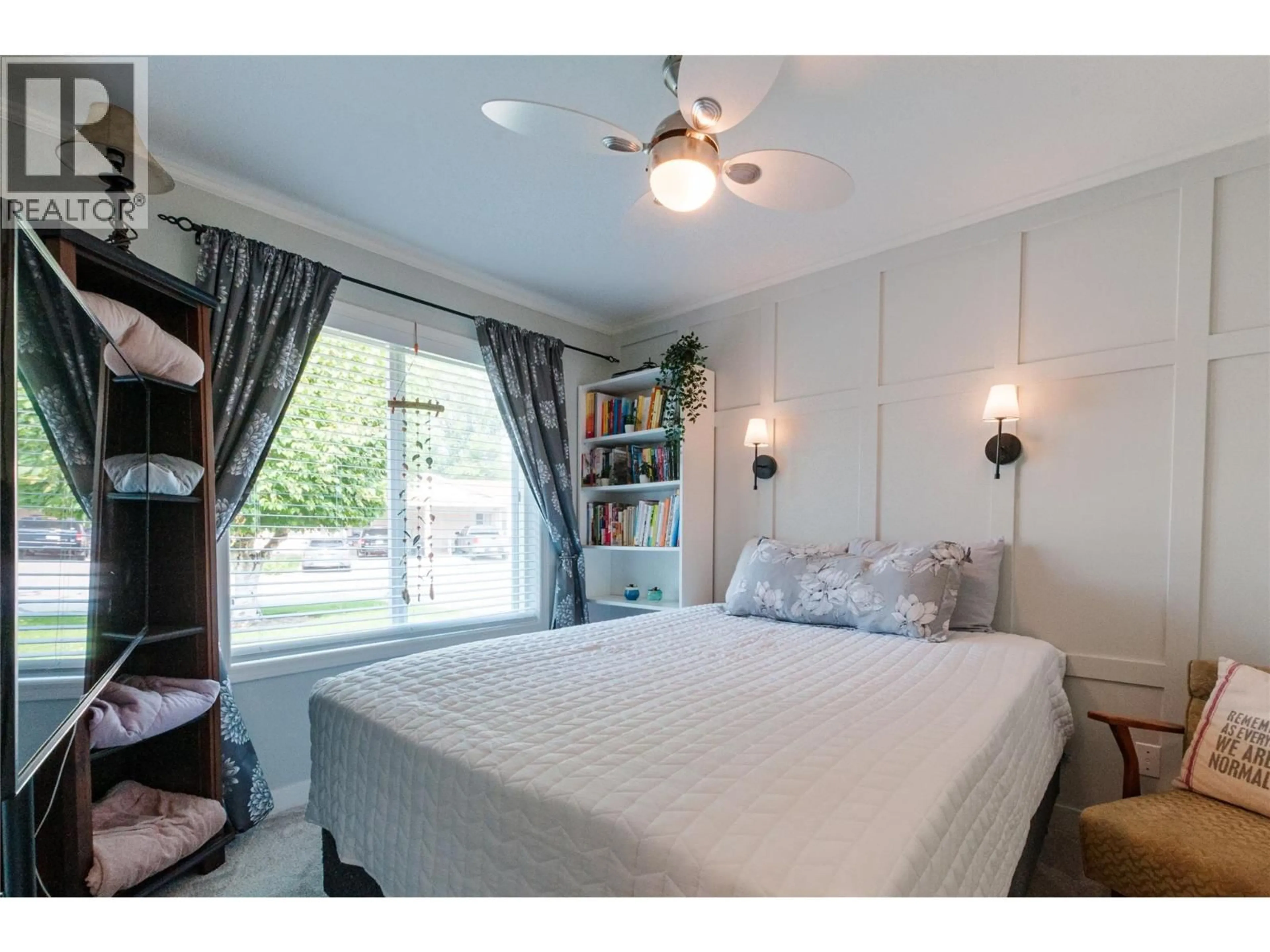 Bedroom with bed, wood/laminate floor for 9 - 115 REDWING PLACE, Oliver British Columbia V0H1T4