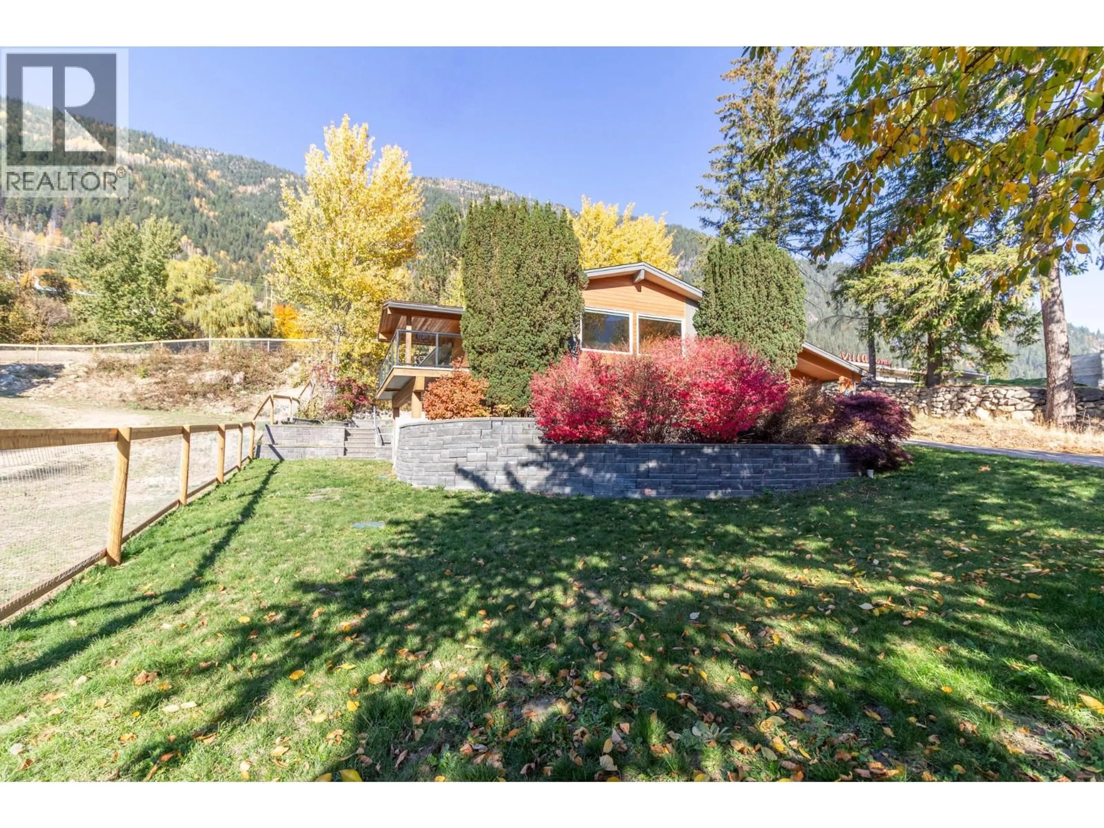 A pic from outside/outdoor area/front of a property/back of a property/a pic from drone, mountain view for 633 JORGENSEN ROAD, Nelson British Columbia V1L5P4