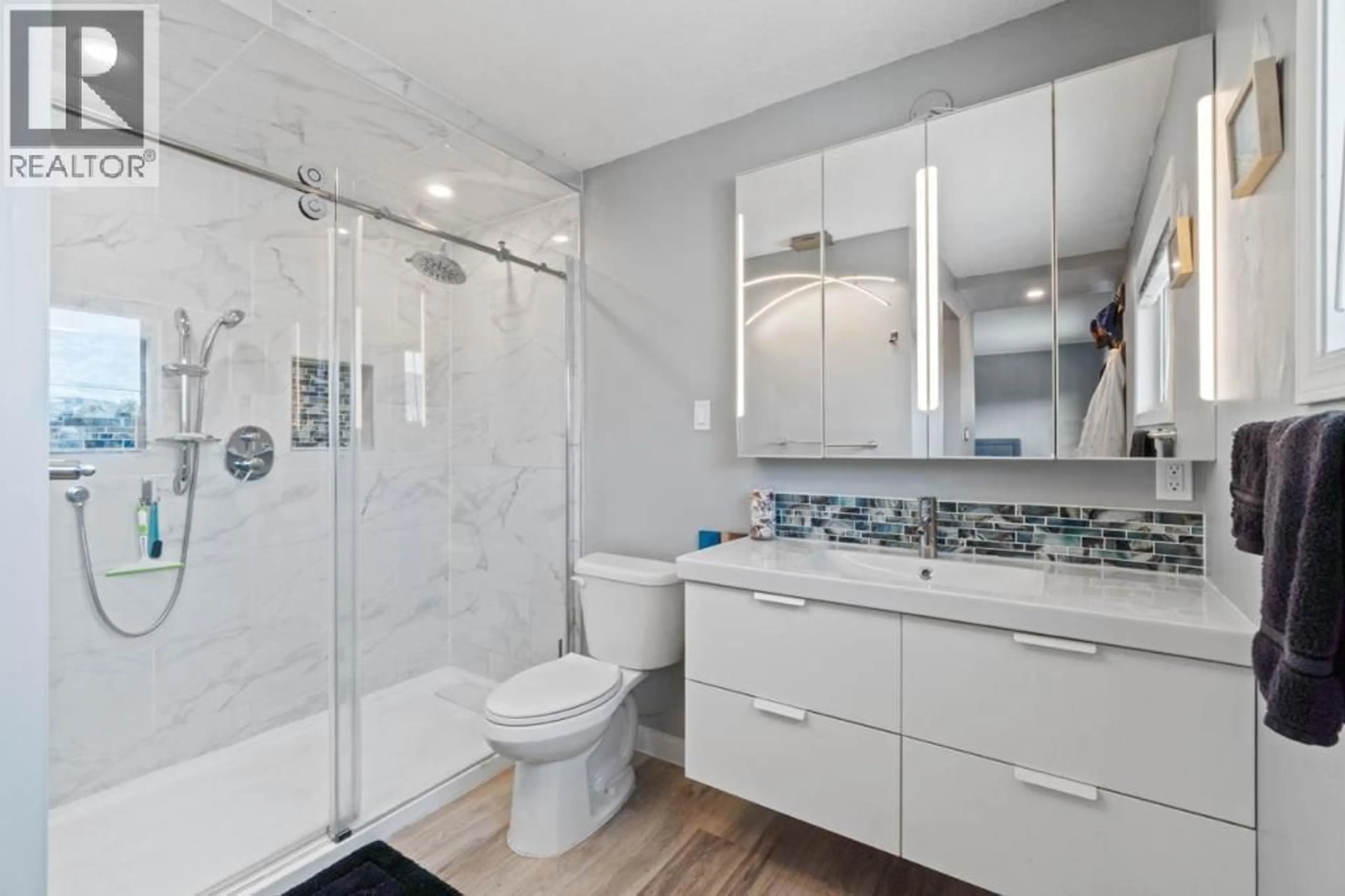 Contemporary bathroom, ceramic/tile floor for 1151 SELKIRK AVENUE NORTH, Kamloops British Columbia V2B1V5