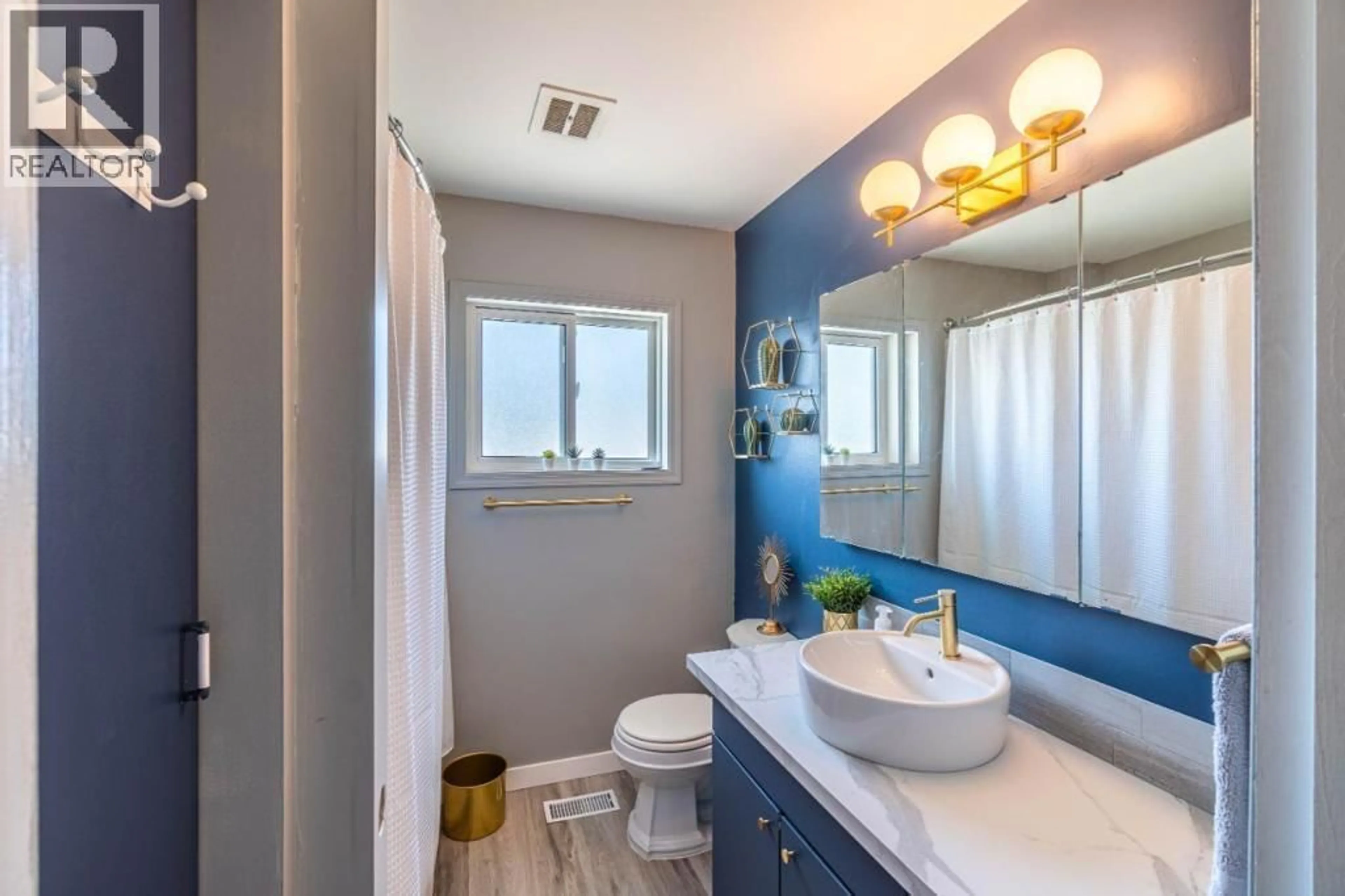 Contemporary bathroom, ceramic/tile floor for 1151 SELKIRK AVENUE NORTH, Kamloops British Columbia V2B1V5