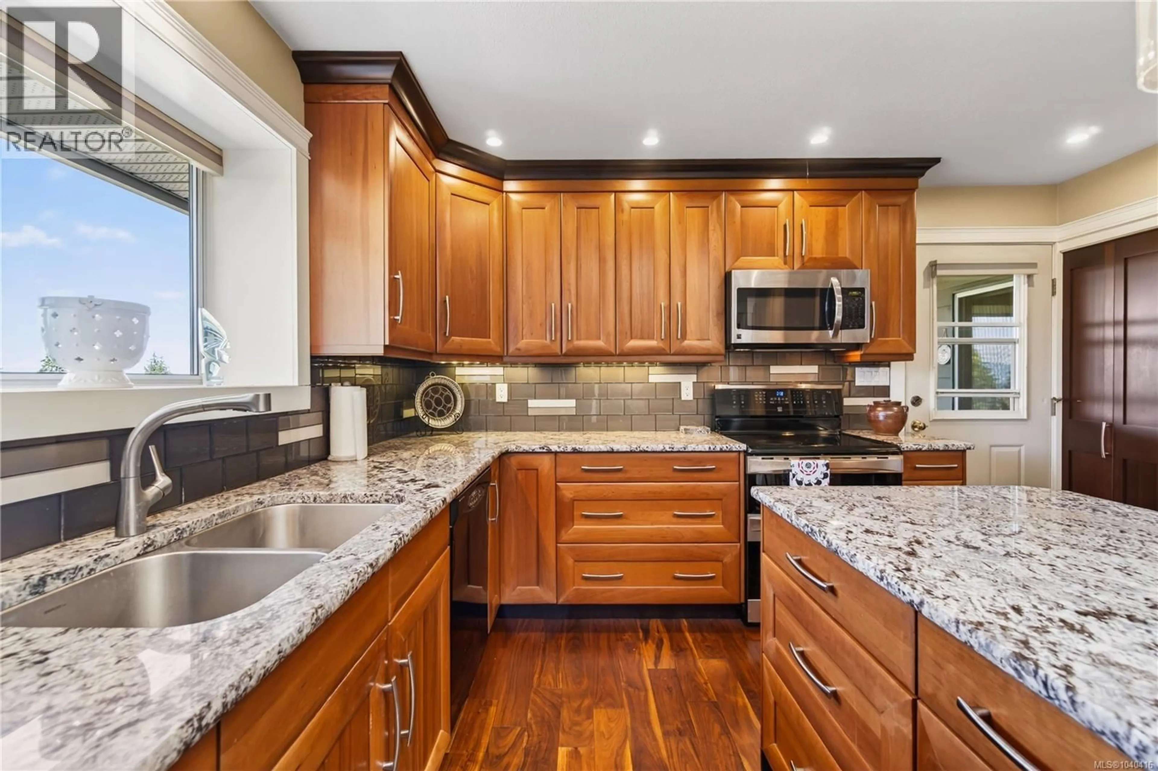 Open concept kitchen, ceramic/tile floor for 8109 NORTHWIND DRIVE, Lantzville British Columbia V0R2H0