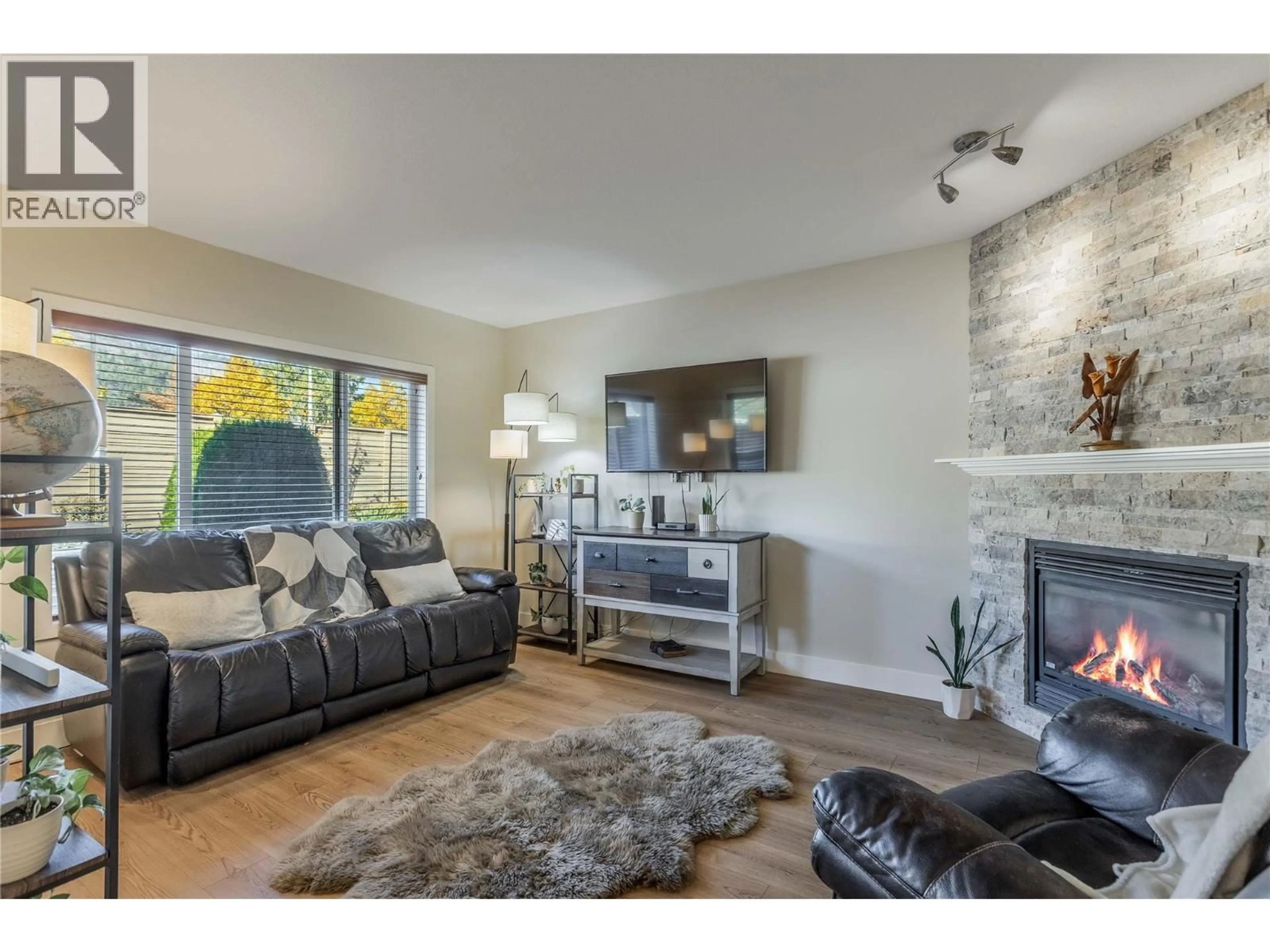 Living room with furniture, wood/laminate floor for 27 - 218 GLEN PARK DRIVE, Kelowna British Columbia V1V2W3