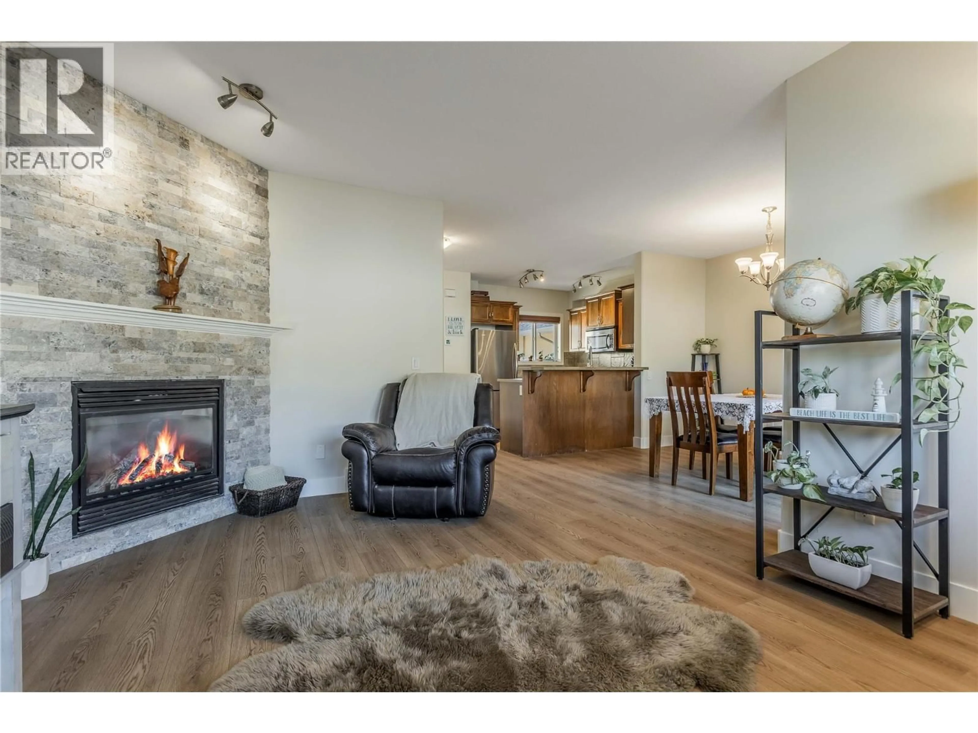 Living room with furniture, wood/laminate floor for 27 - 218 GLEN PARK DRIVE, Kelowna British Columbia V1V2W3