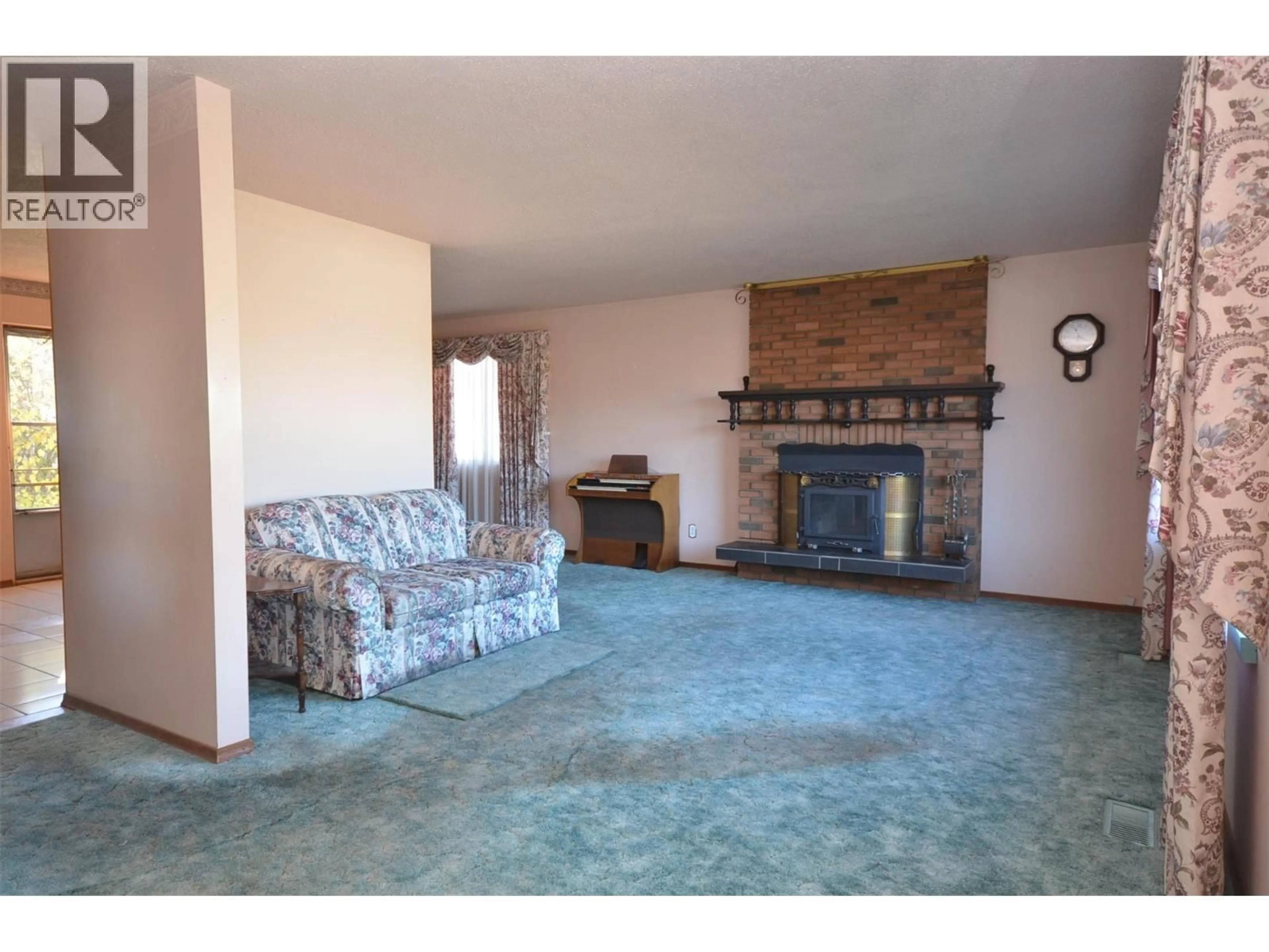Living room with furniture, unknown for 3706 21 AVENUE, Vernon British Columbia V1T1H6