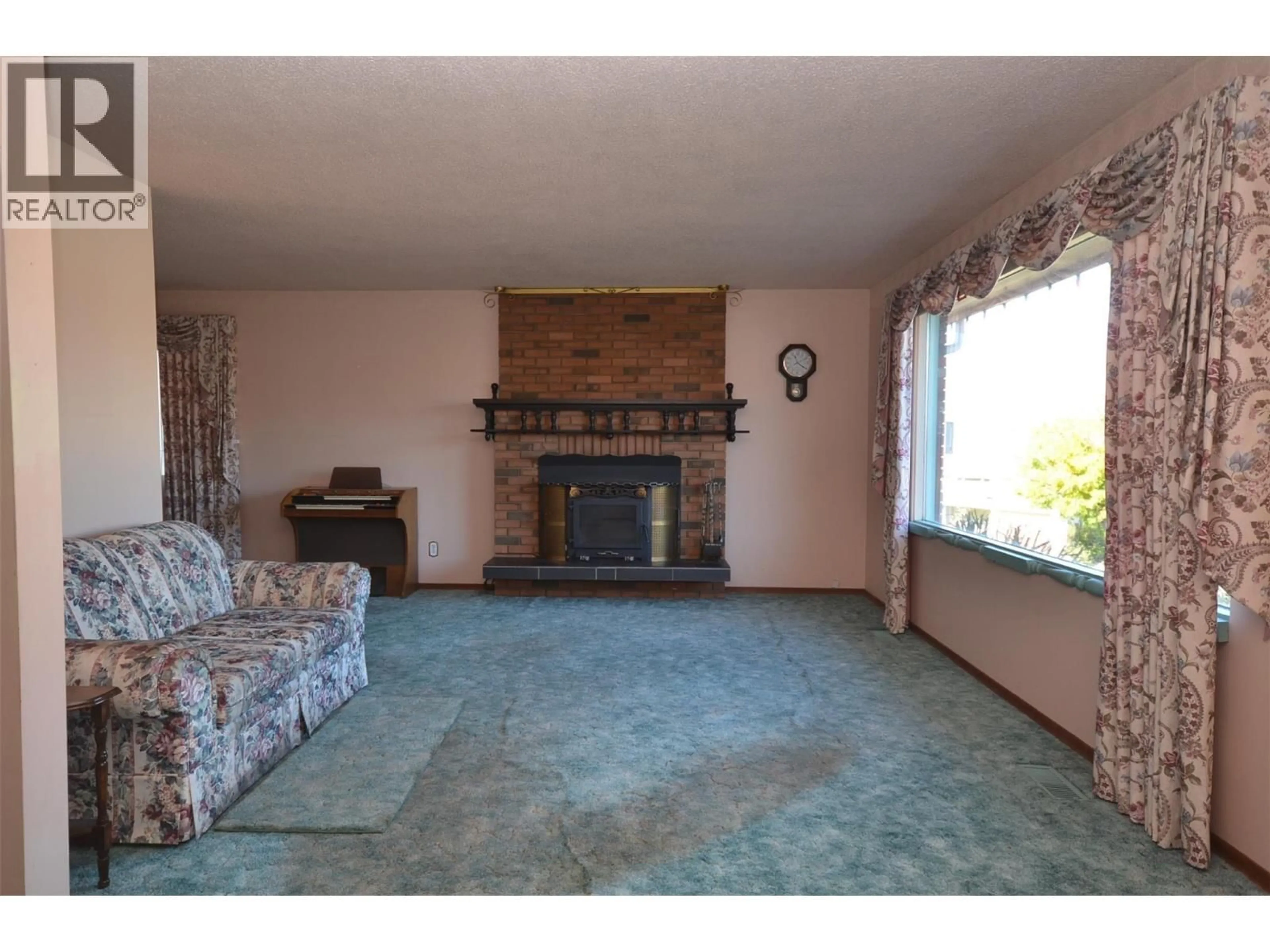 Living room with furniture, carpet floor for 3706 21 AVENUE, Vernon British Columbia V1T1H6