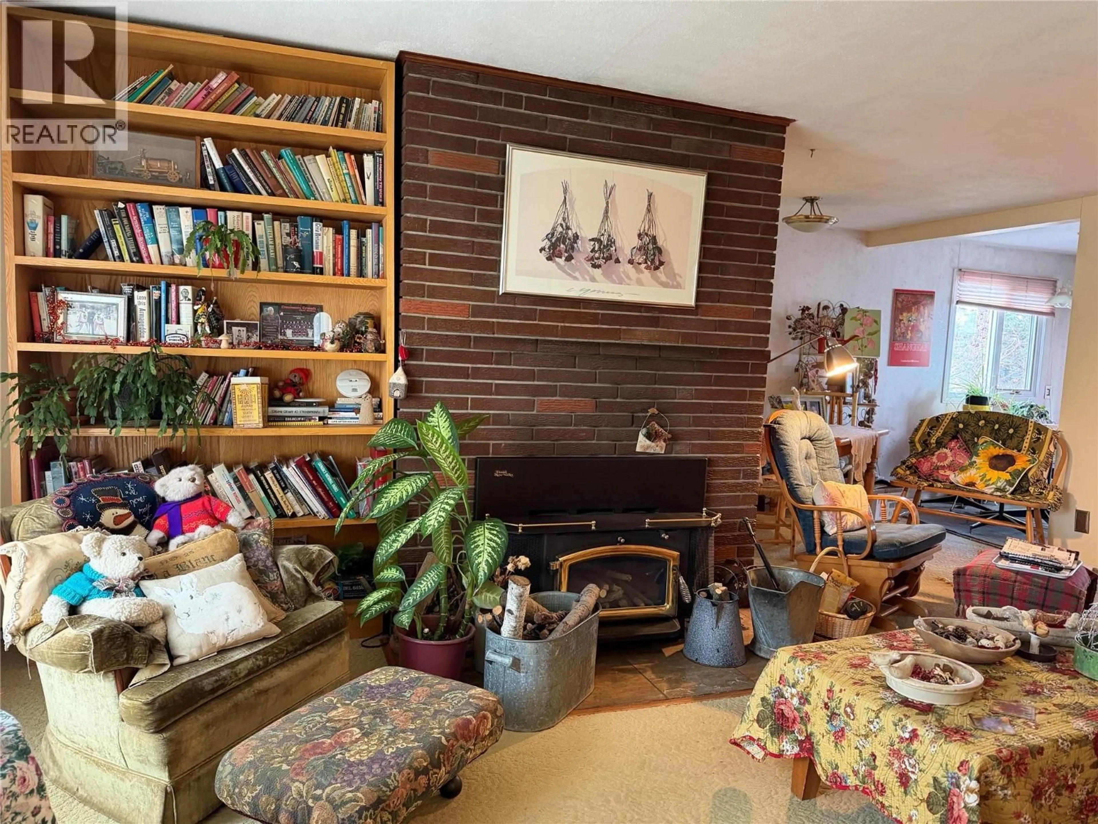 Living room with furniture, unknown for 932 111 AVENUE, Dawson Creek British Columbia V1G2X3