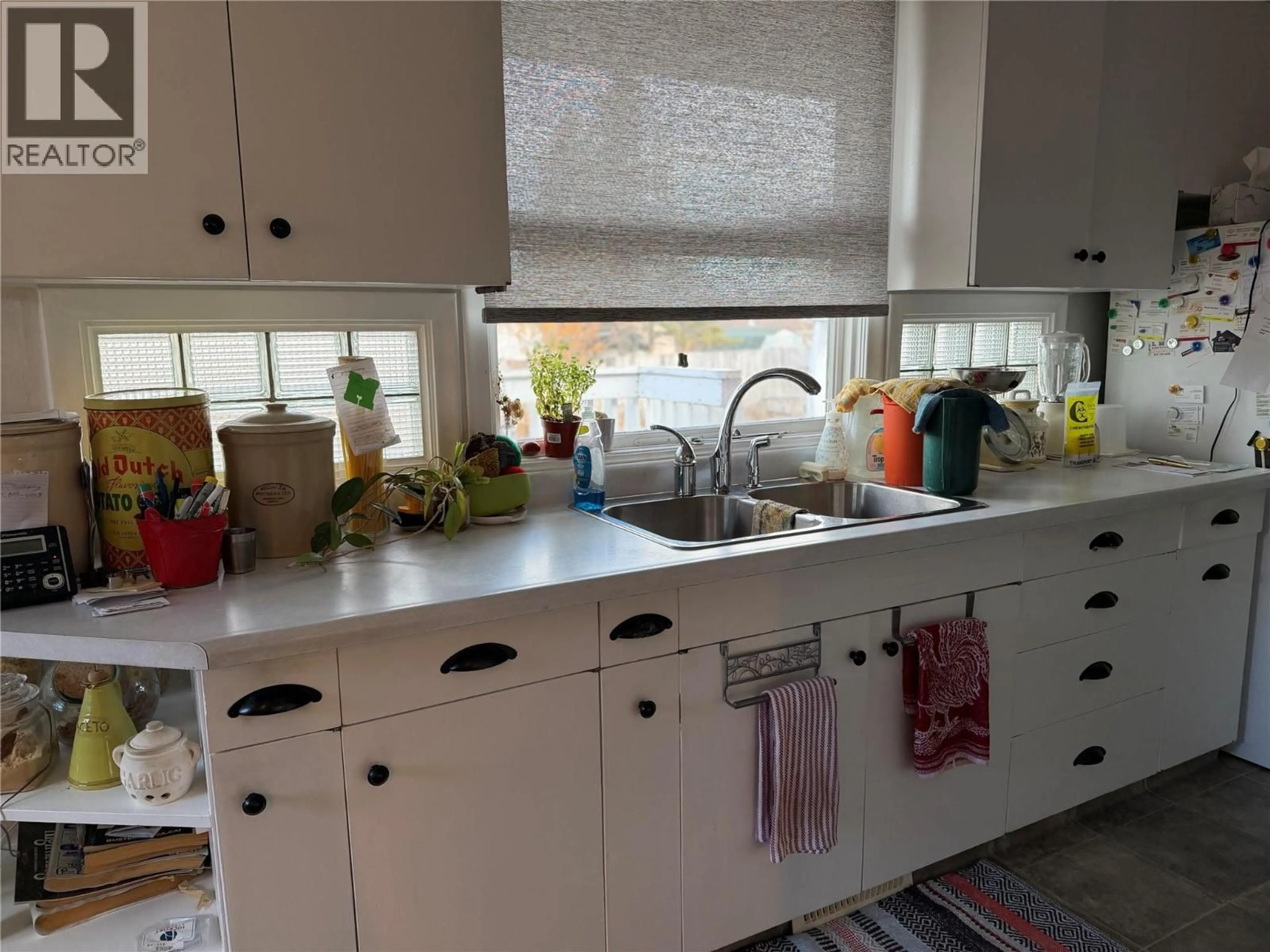 Standard kitchen, unknown for 932 111 AVENUE, Dawson Creek British Columbia V1G2X3