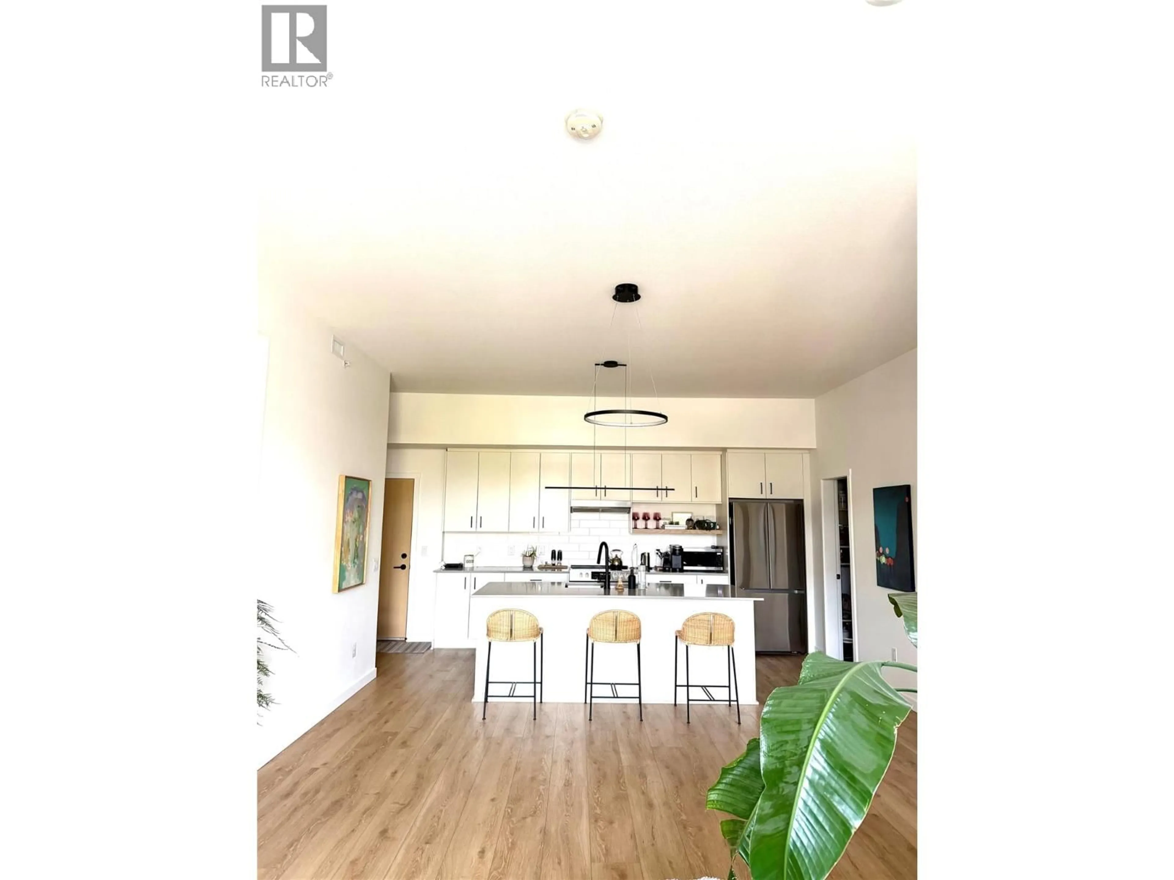 Open concept kitchen, wood/laminate floor for 608 - 660 CAWSTON AVENUE, Kelowna British Columbia V1Y9M1