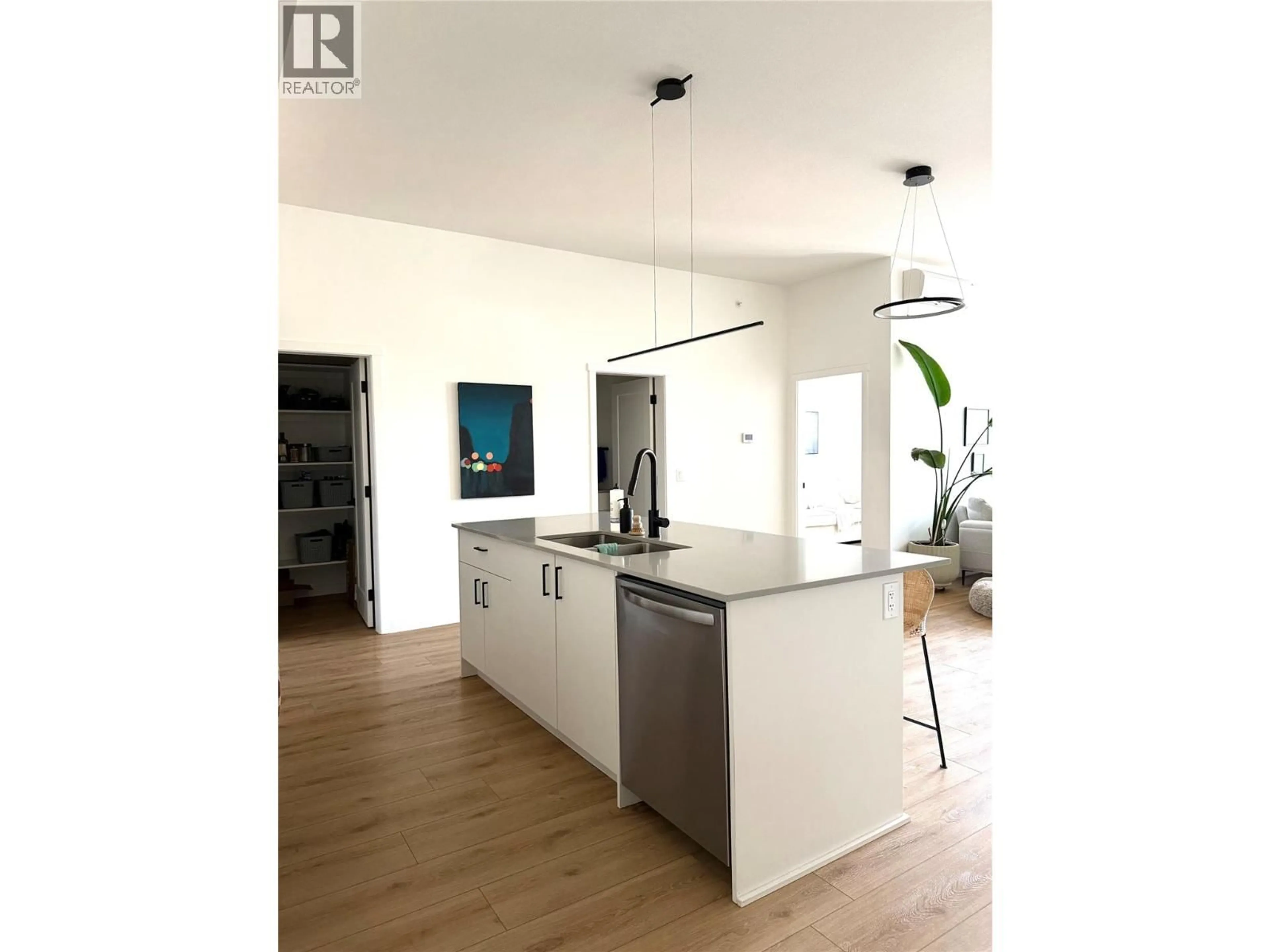 Open concept kitchen, wood/laminate floor for 608 - 660 CAWSTON AVENUE, Kelowna British Columbia V1Y9M1