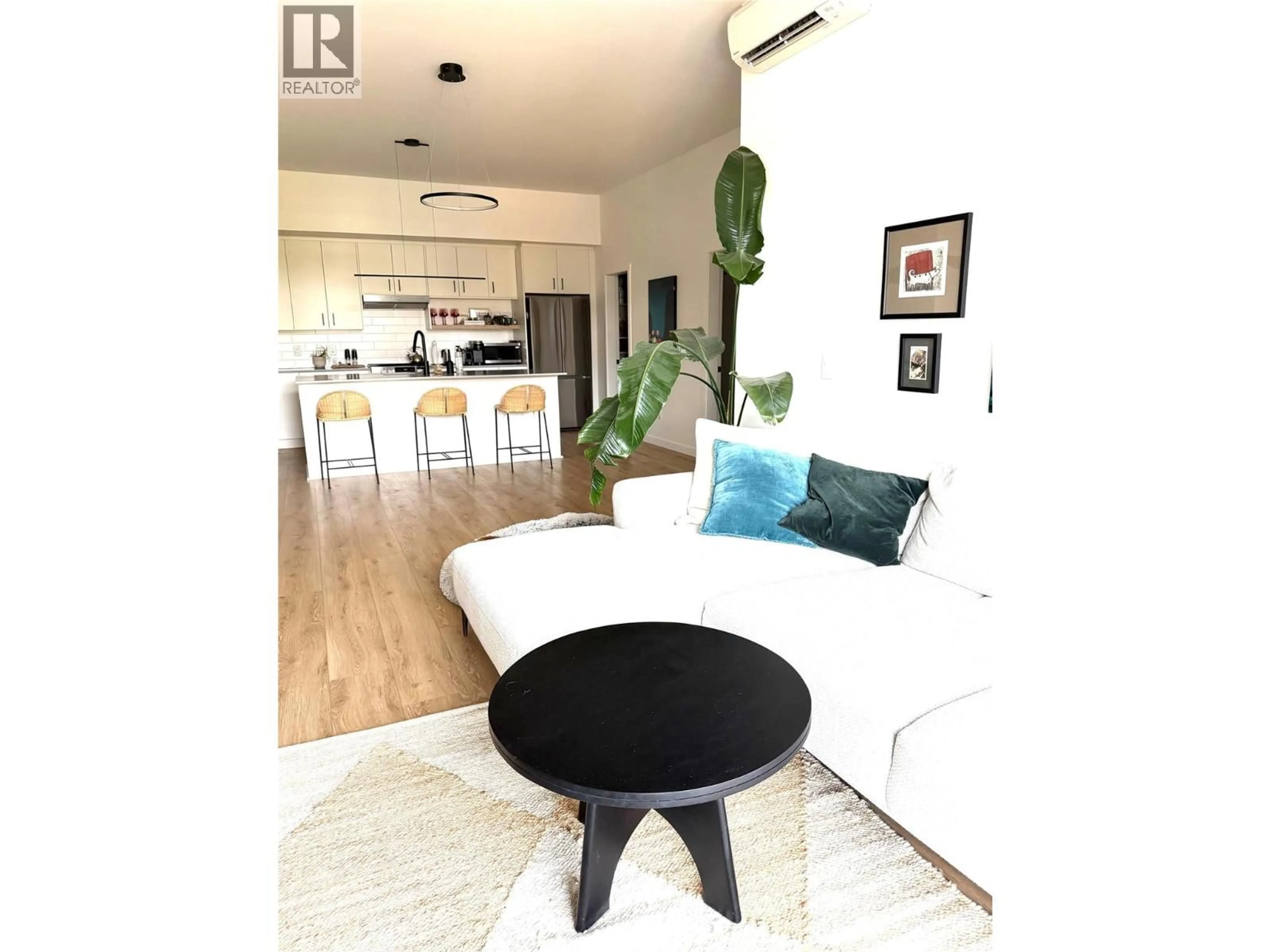 Living room with furniture, wood/laminate floor for 608 - 660 CAWSTON AVENUE, Kelowna British Columbia V1Y9M1