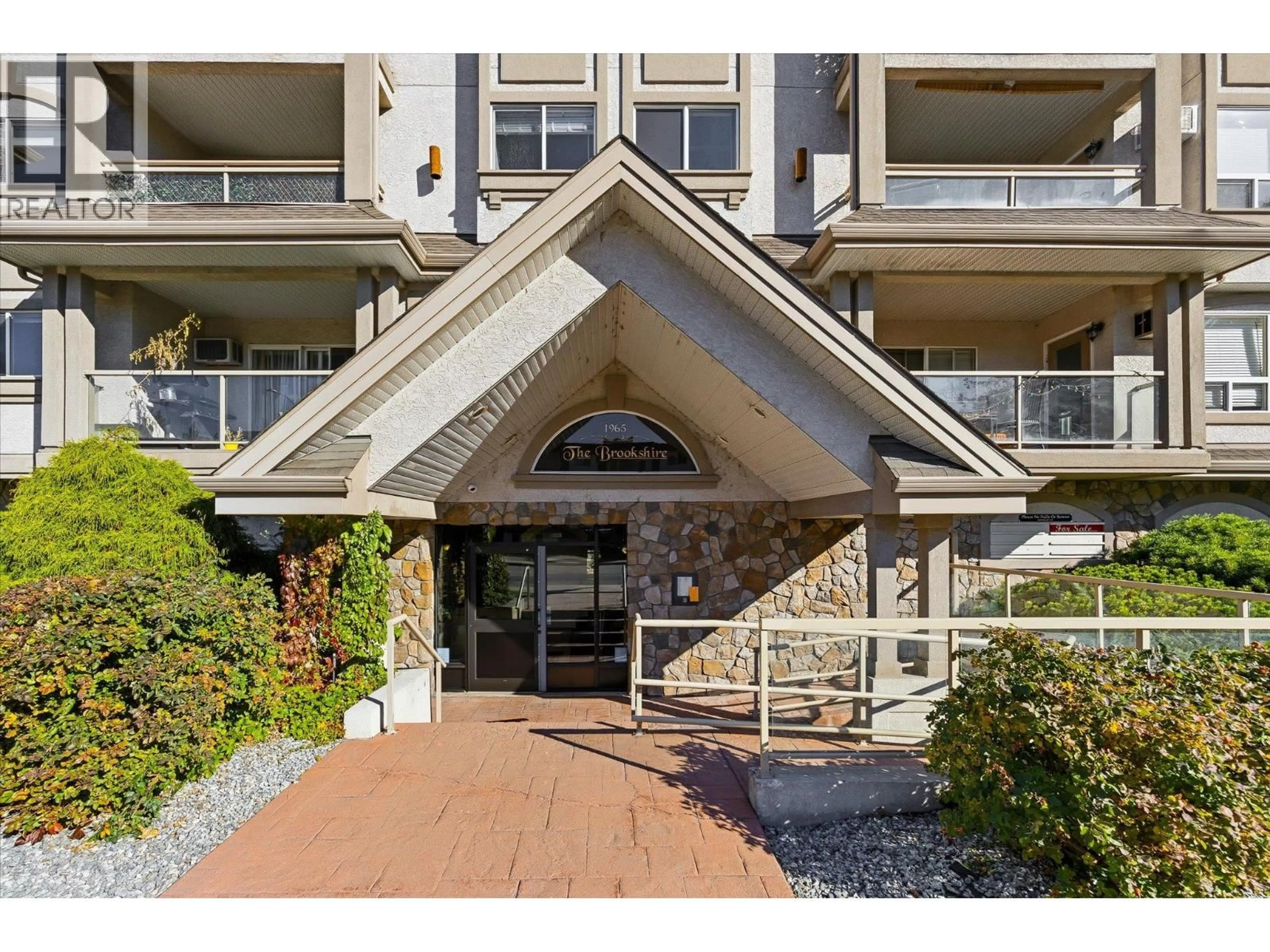 Indoor foyer for 210 - 1965 PANDOSY STREET, Kelowna British Columbia V1Y1R9