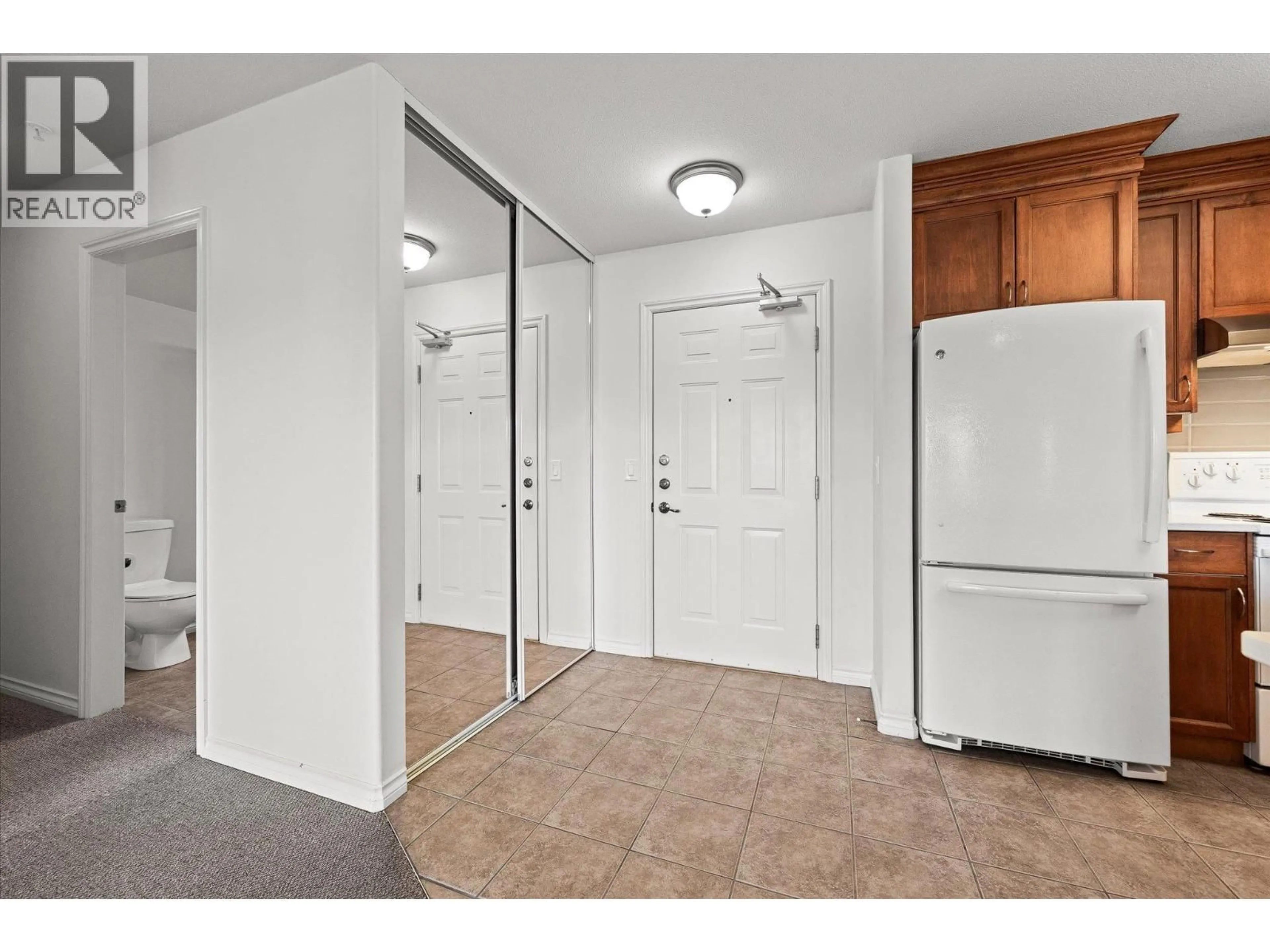 Indoor entryway for 210 - 1965 PANDOSY STREET, Kelowna British Columbia V1Y1R9