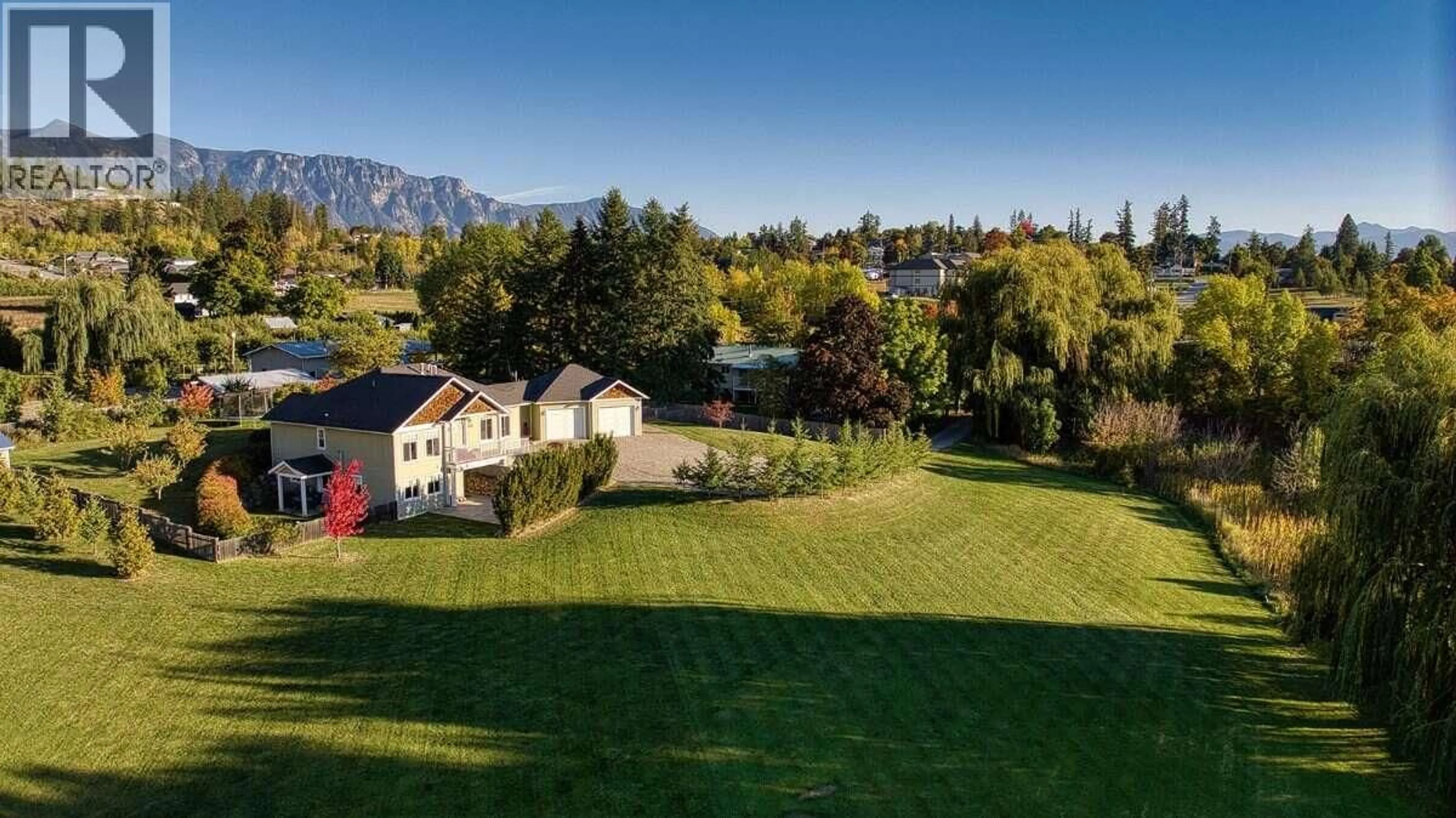 A pic from outside/outdoor area/front of a property/back of a property/a pic from drone, mountain view for 830 DEVON STREET, Creston British Columbia V0B1G6