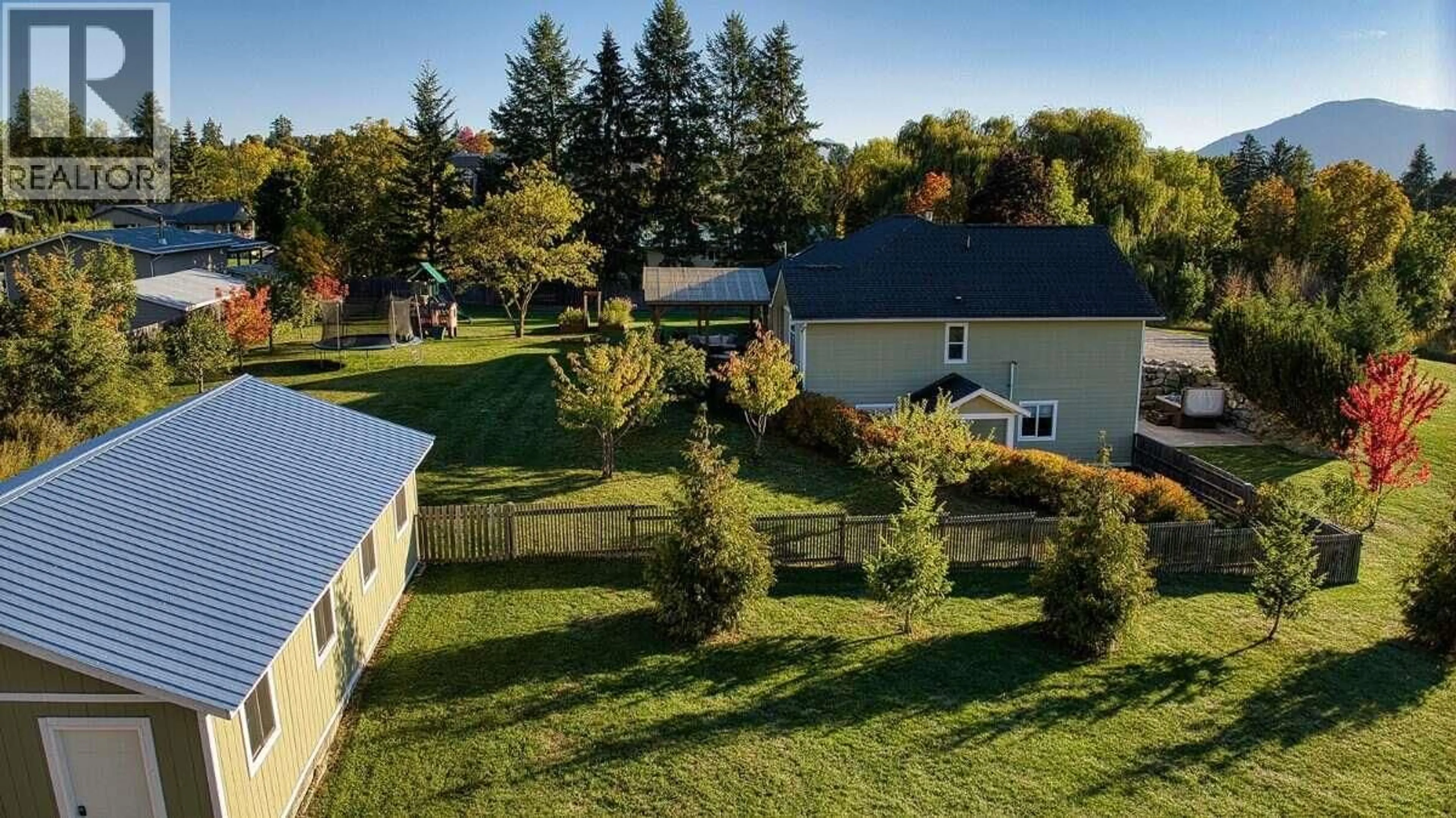 A pic from outside/outdoor area/front of a property/back of a property/a pic from drone, unknown for 830 DEVON STREET, Creston British Columbia V0B1G6