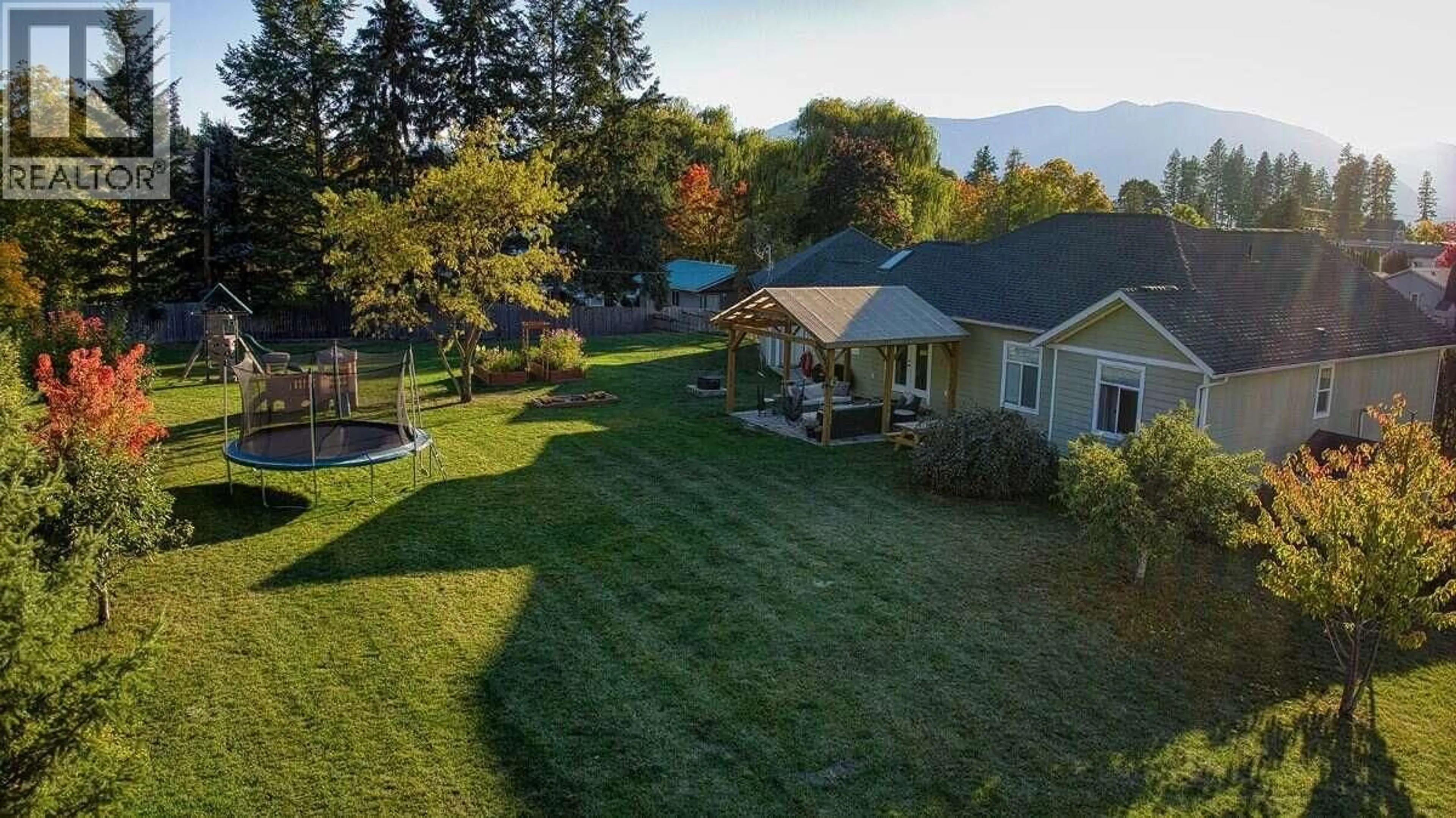 A pic from outside/outdoor area/front of a property/back of a property/a pic from drone, water/lake/river/ocean view for 830 DEVON STREET, Creston British Columbia V0B1G6