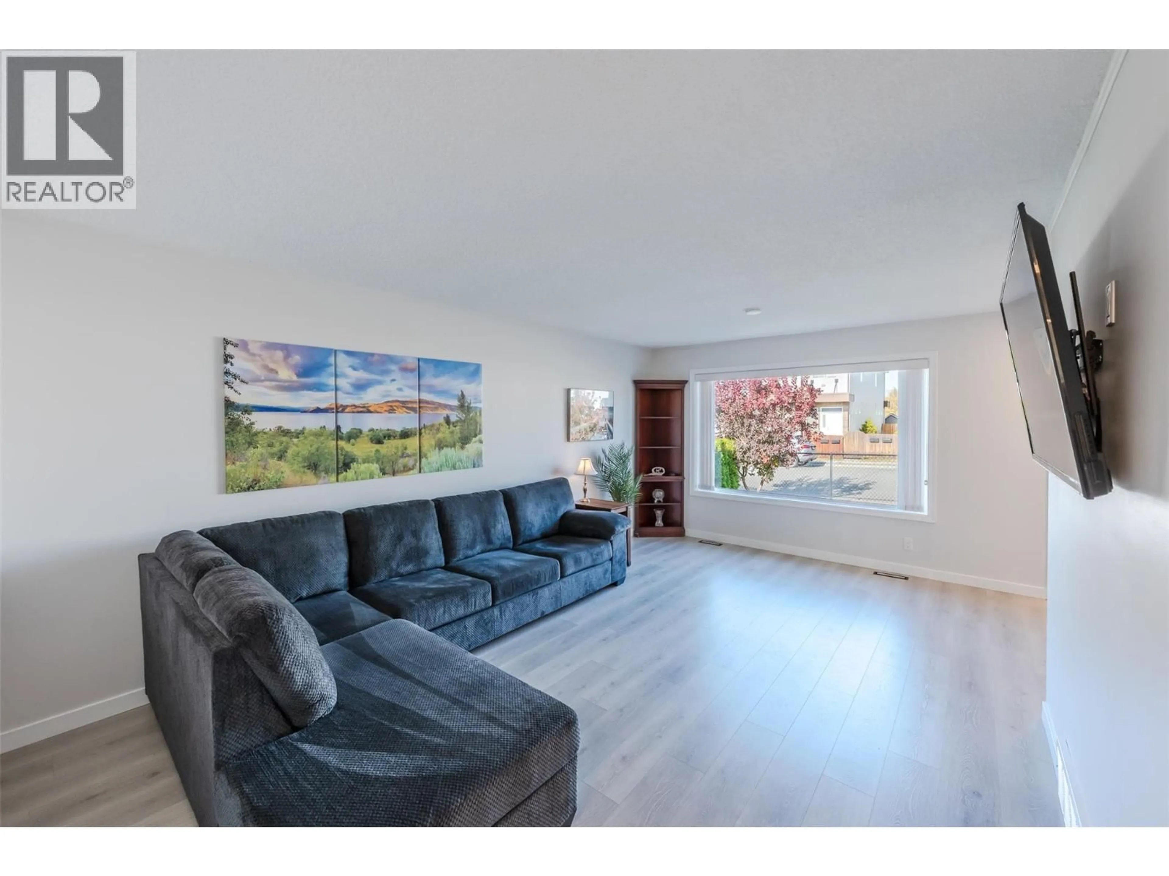 Living room with furniture, wood/laminate floor for 456 NELSON AVENUE, Penticton British Columbia V2A2L2