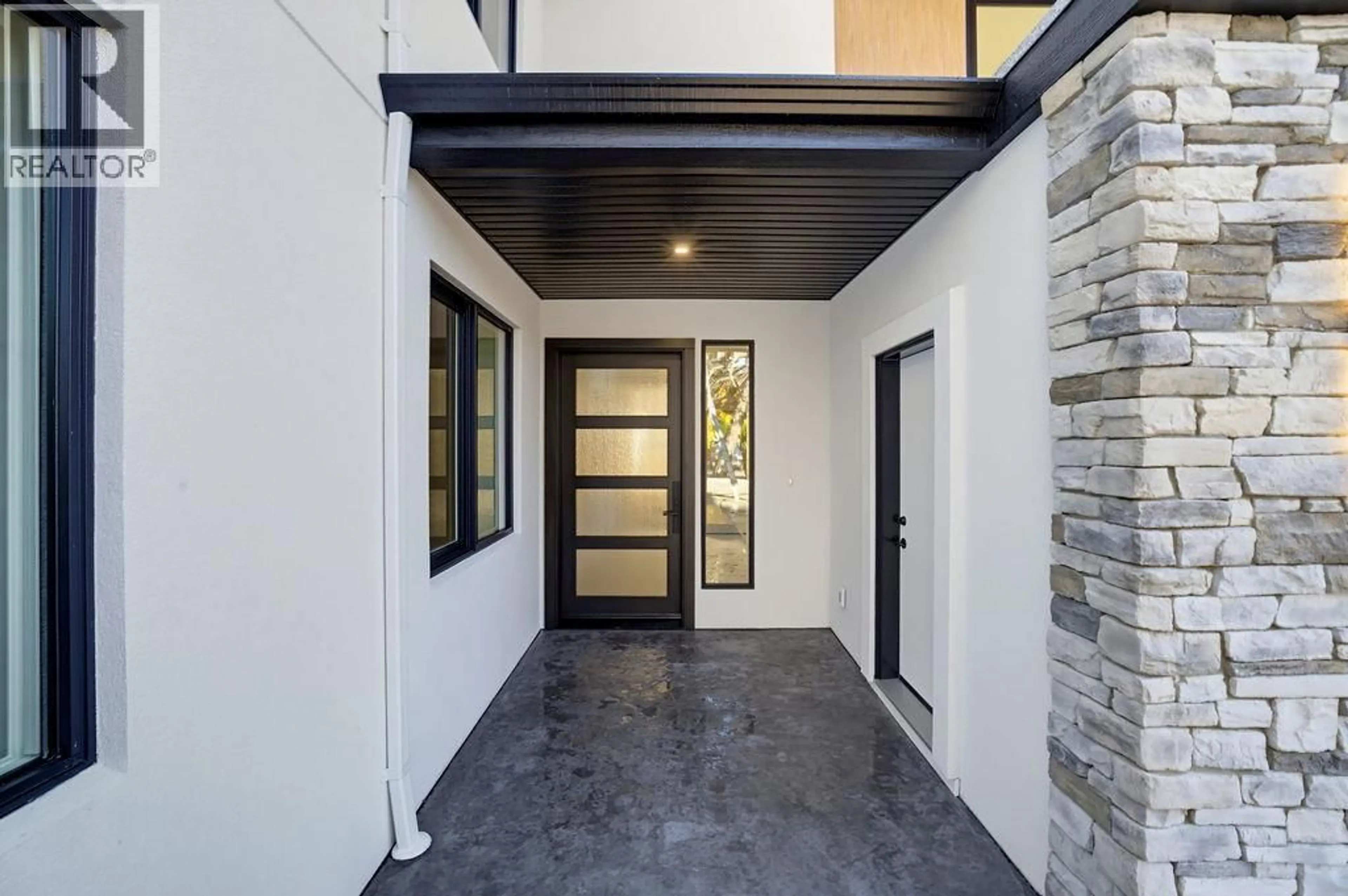 Indoor entryway for 2 - 1080 9 AVENUE NORTHEAST, Salmon Arm British Columbia V1E4A8