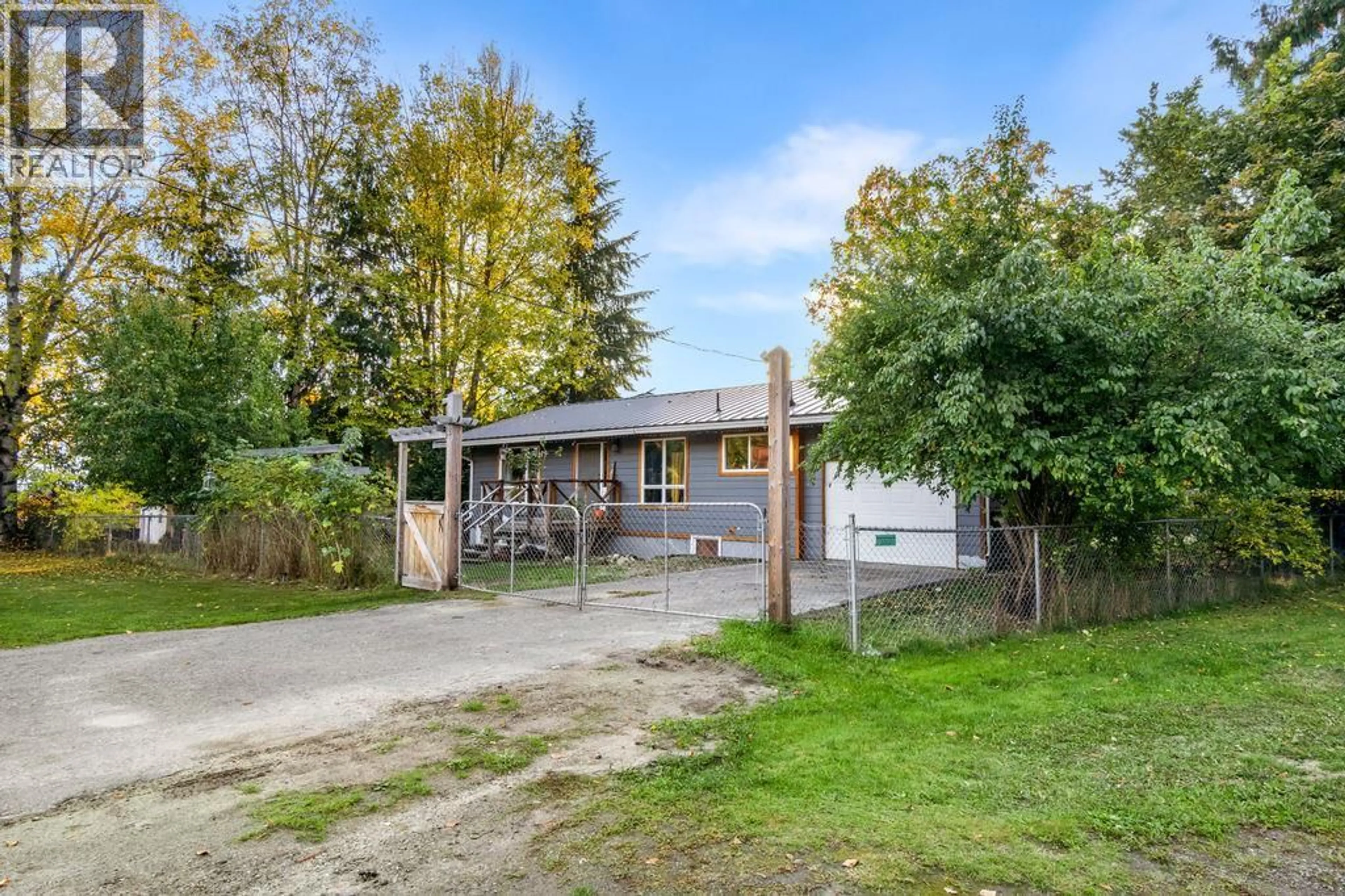 A pic from outside/outdoor area/front of a property/back of a property/a pic from drone, street for 506 1ST AVENUE NORTHWEST, Nakusp British Columbia V0G1R0