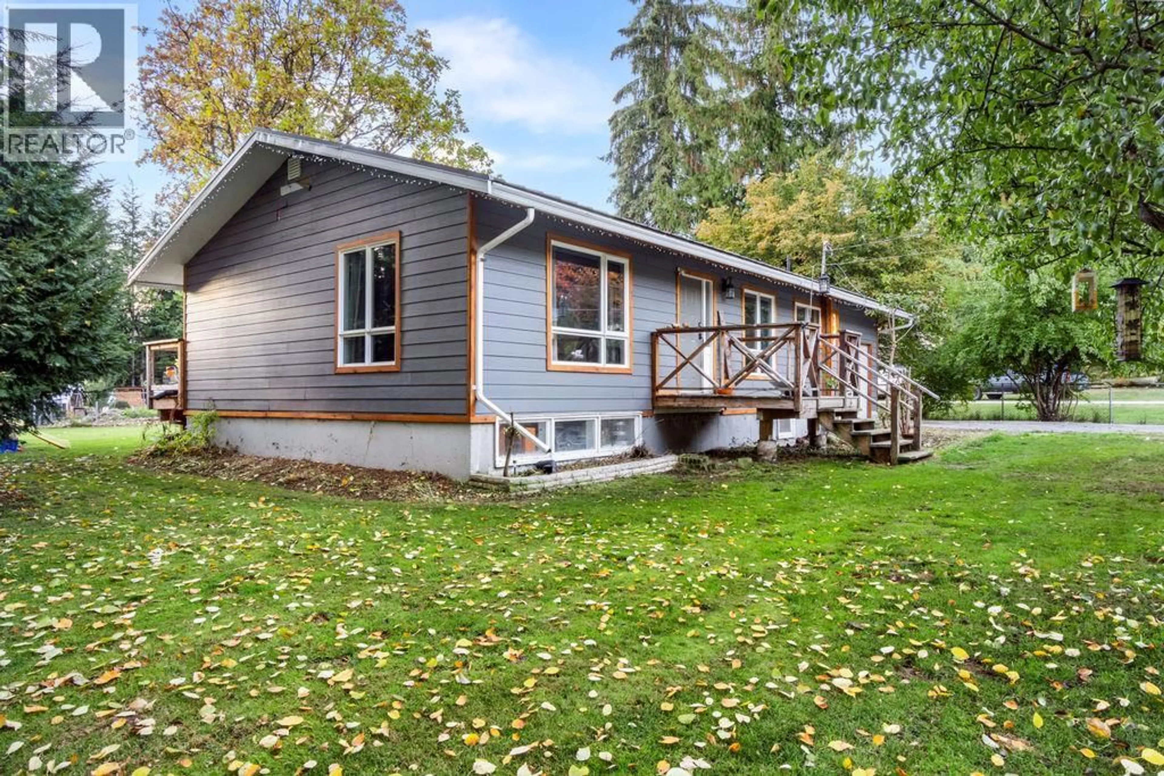 Home with vinyl exterior material, street for 506 1ST AVENUE NORTHWEST, Nakusp British Columbia V0G1R0