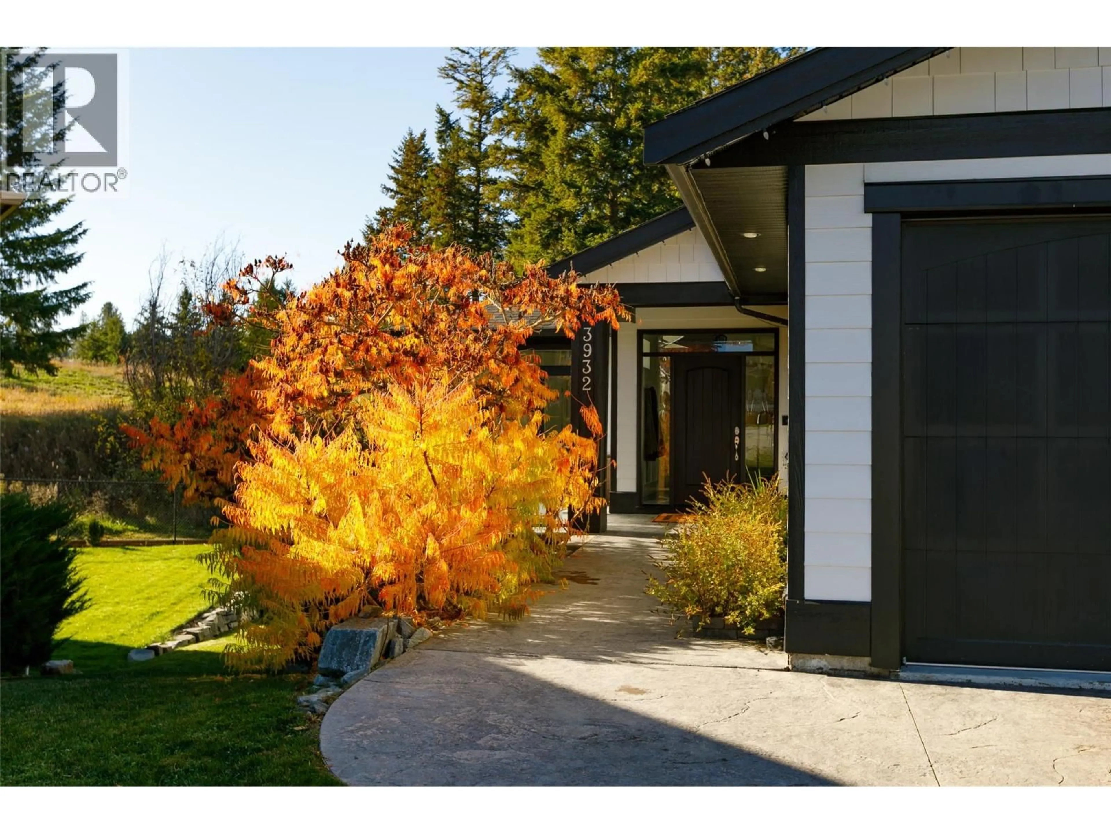 Home with vinyl exterior material, street for 3932 HORNBY TERRACE, Armstrong British Columbia V4Y0X7