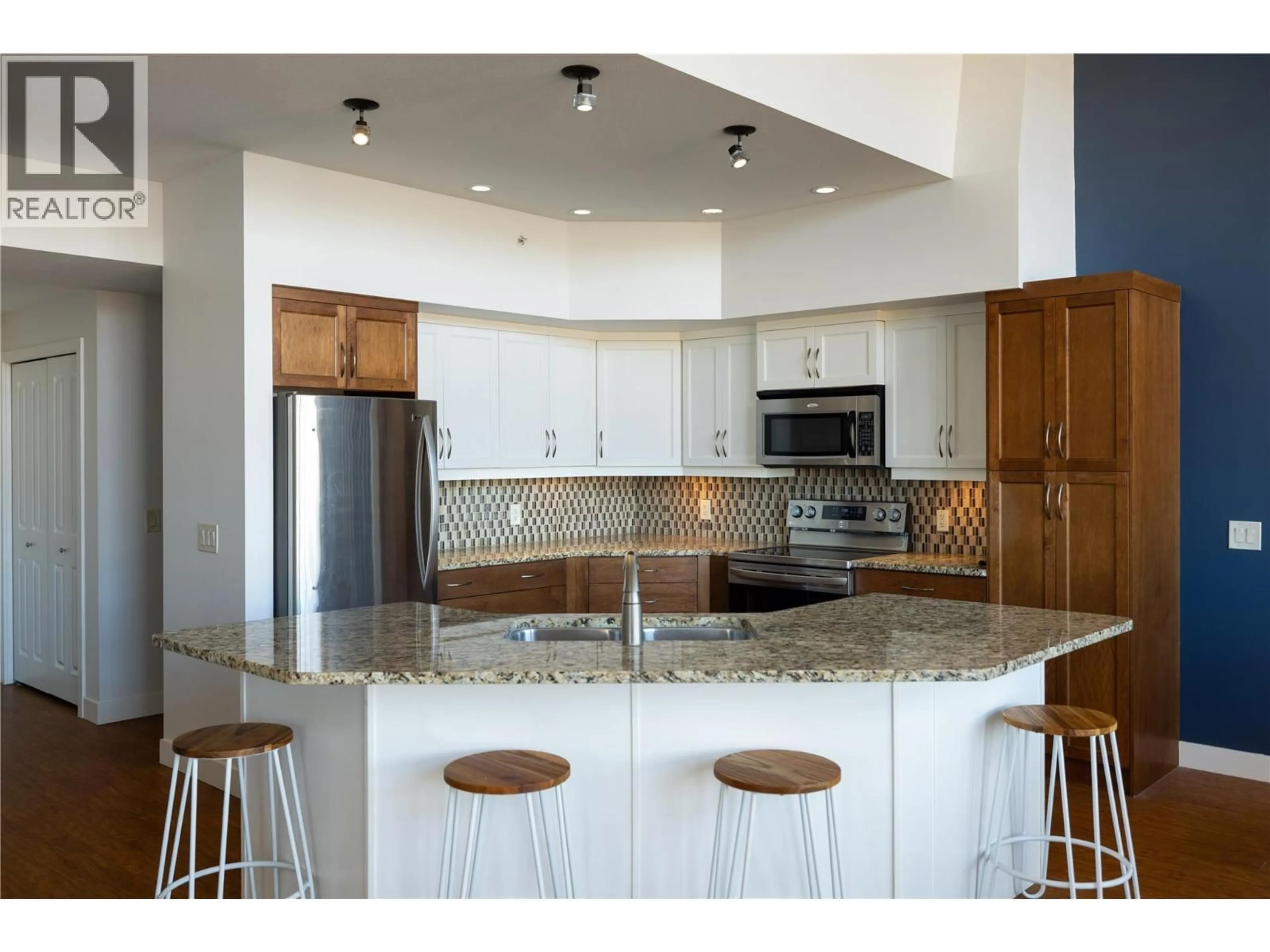 Open concept kitchen, ceramic/tile floor for 414 - 850 SAUCIER AVENUE, Kelowna British Columbia V1Y6A3