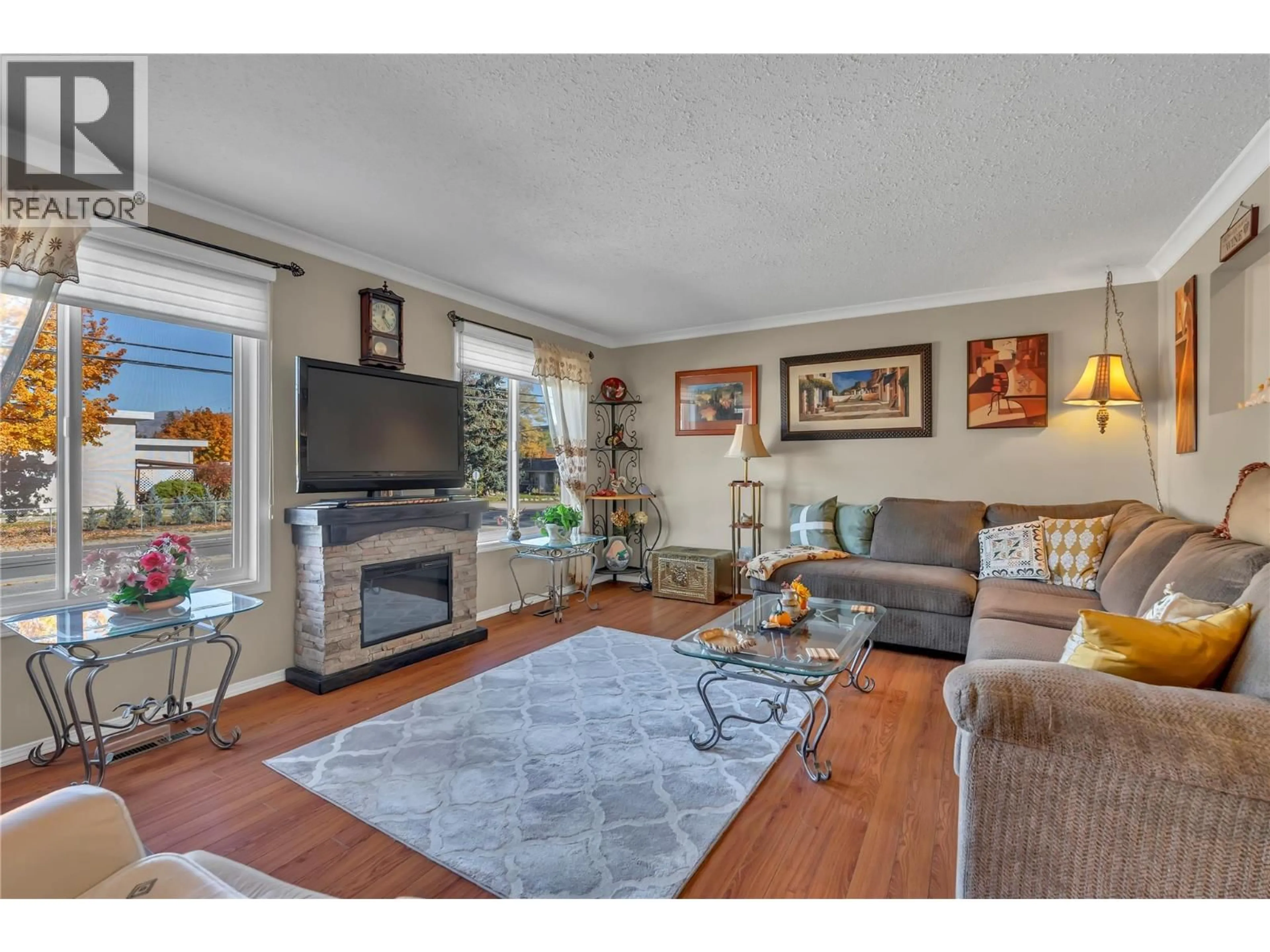 Living room with furniture, wood/laminate floor for 6 - 10907 JUBILEE ROAD WEST, Summerland British Columbia V0H1Z0