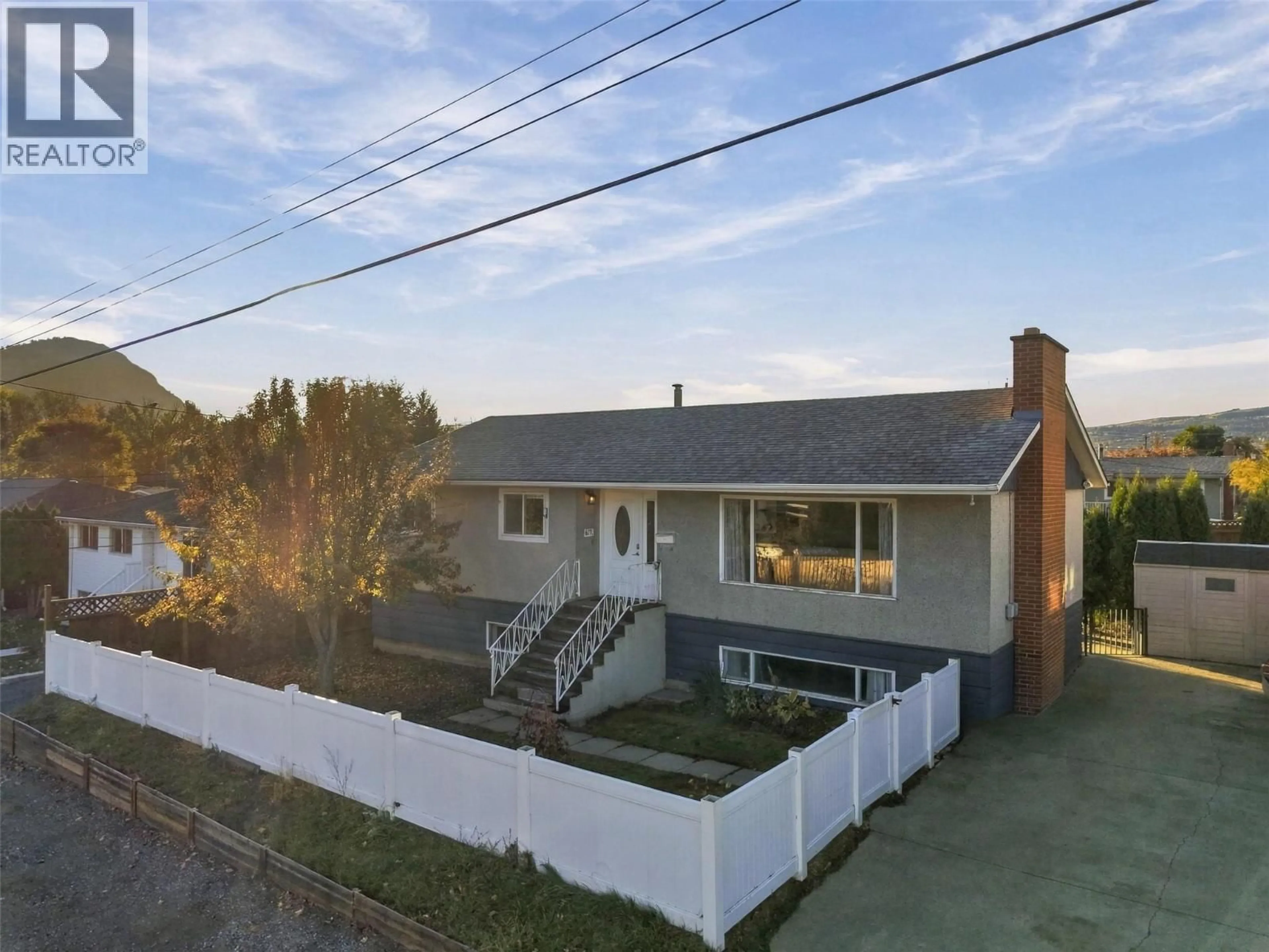 A pic from outside/outdoor area/front of a property/back of a property/a pic from drone, street for 675 WINDSOR AVENUE, Kamloops British Columbia V2B2B2