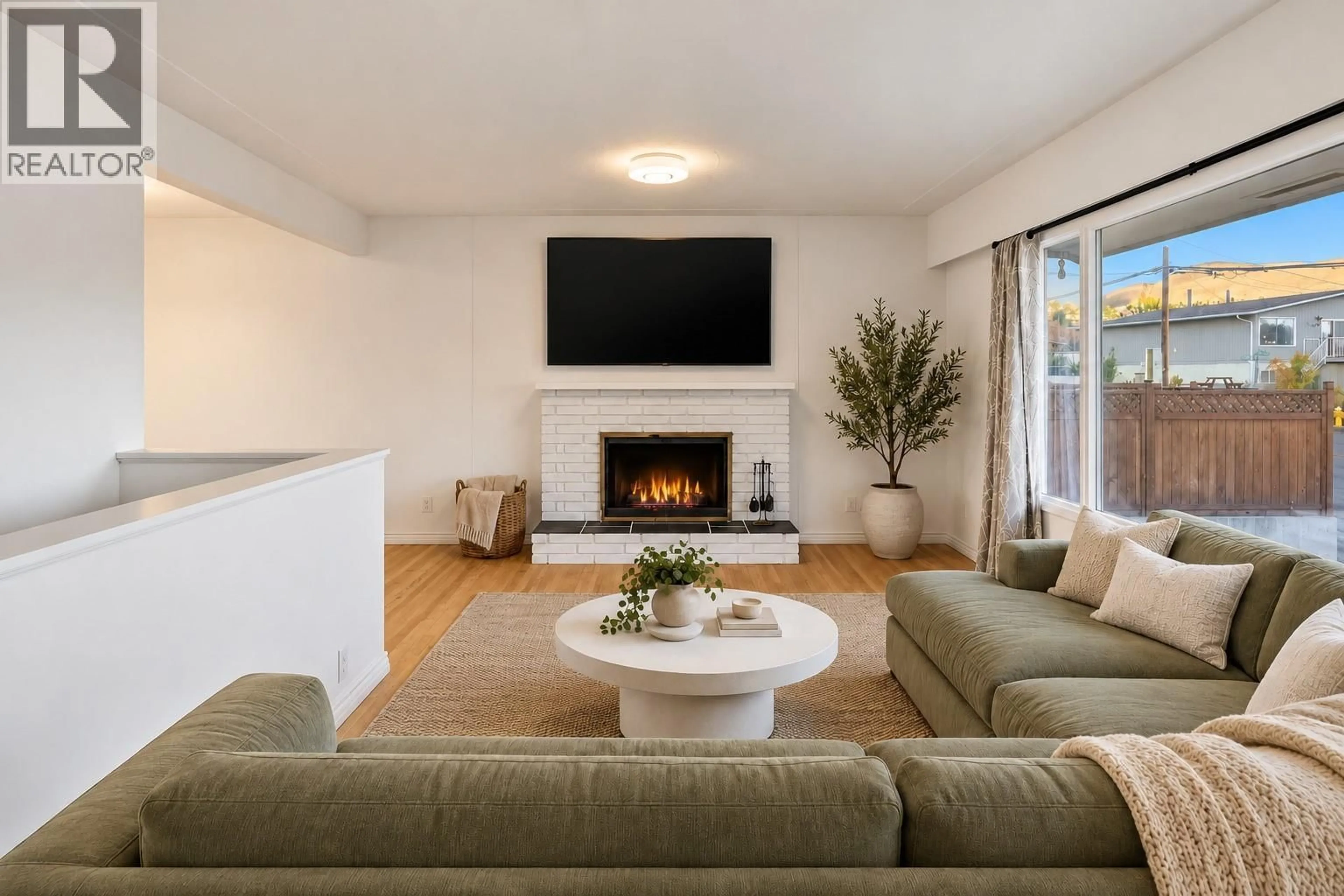 Living room with furniture, unknown for 675 WINDSOR AVENUE, Kamloops British Columbia V2B2B2