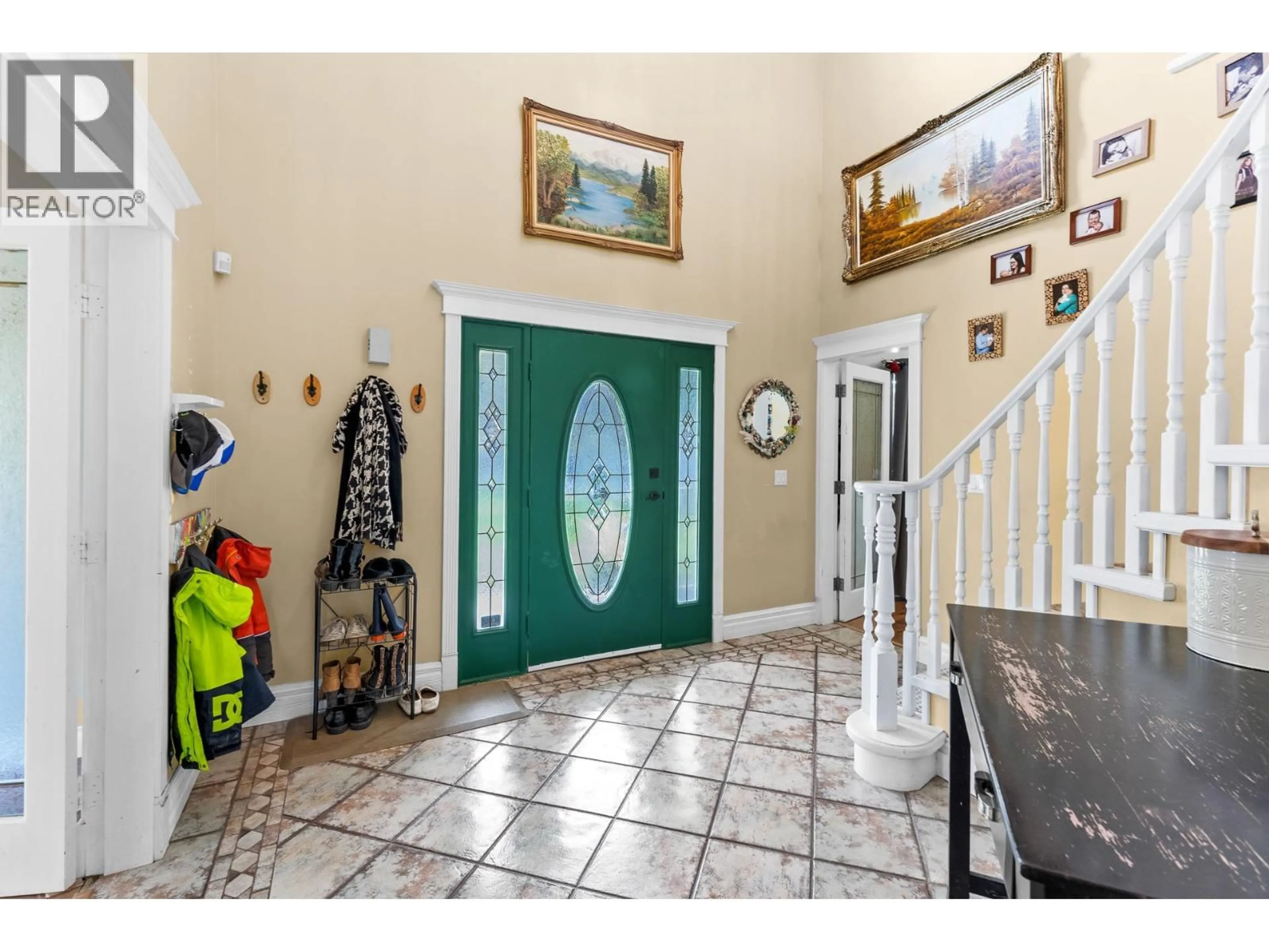 Indoor foyer for 4614 JUNE SPRINGS ROAD, Kelowna British Columbia V1W4C8