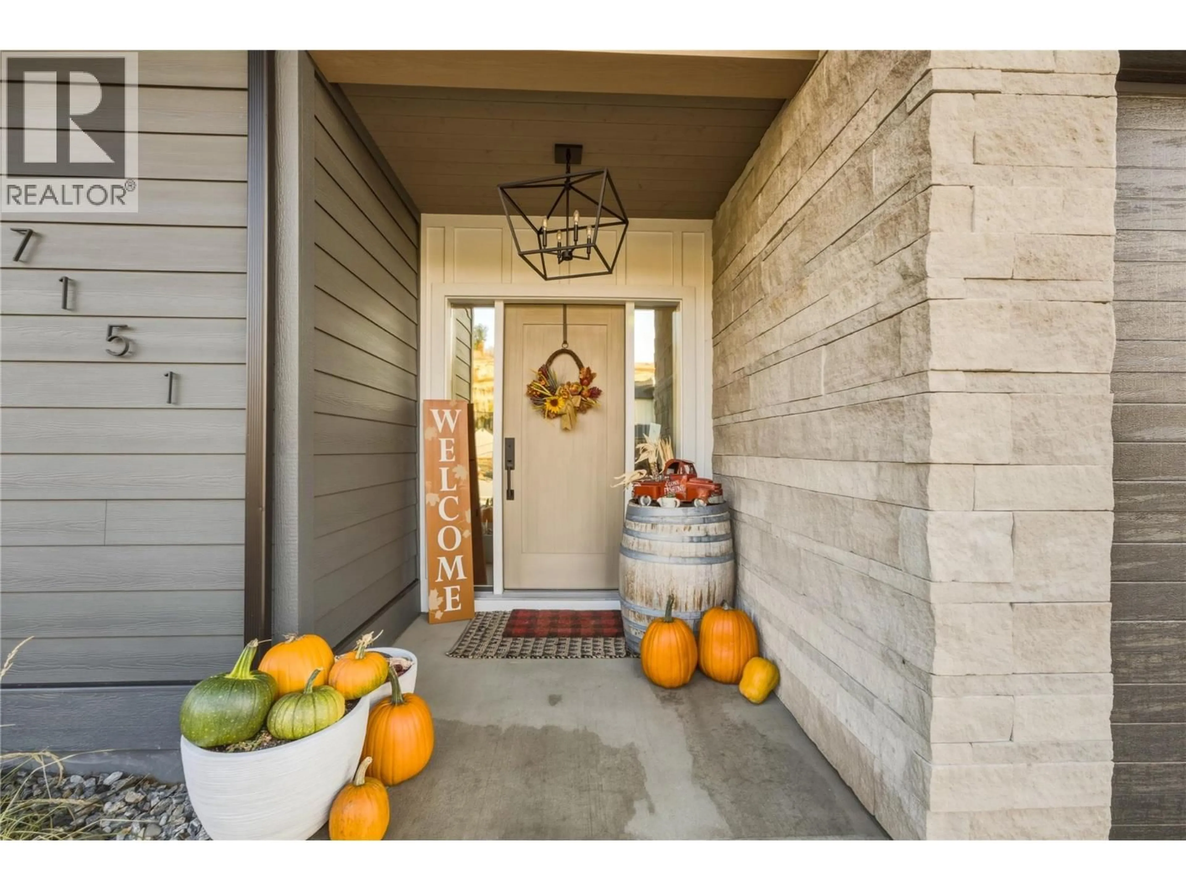 Indoor entryway for 7151 APEX DRIVE, Vernon British Columbia V1B4E4