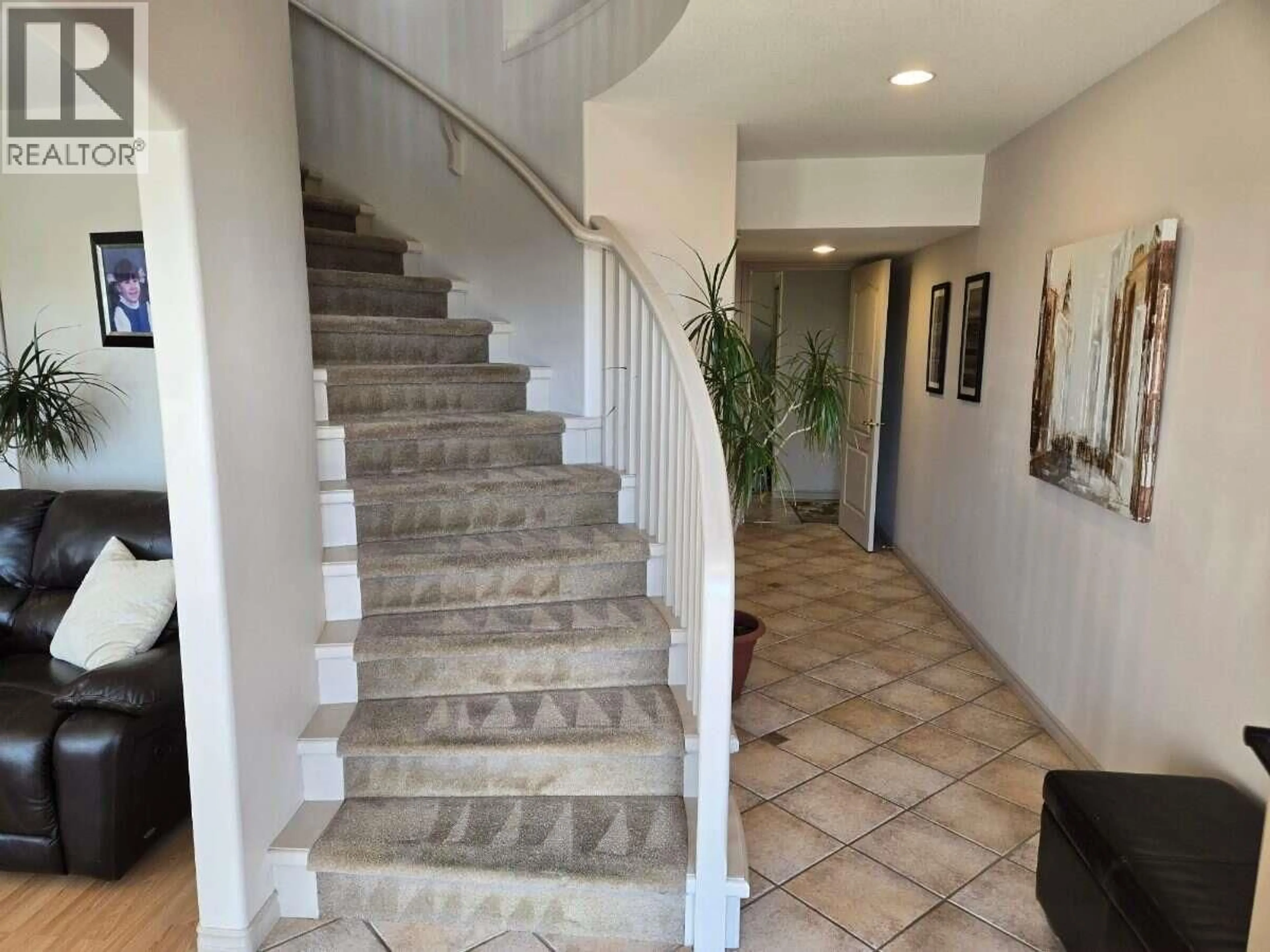 Indoor foyer for 997 SKEENA DRIVE NORTH, Kelowna British Columbia V1V2K7