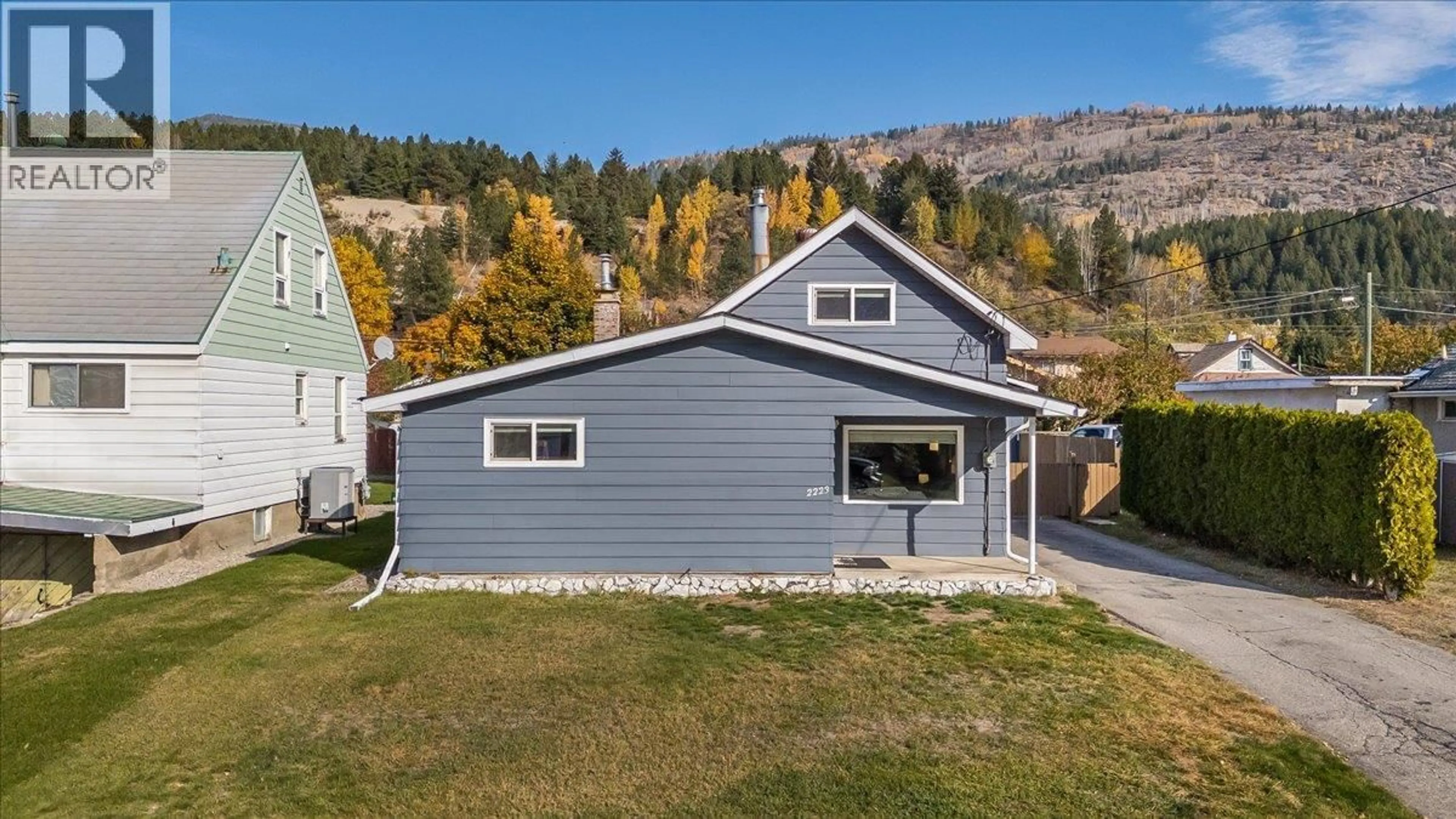 Home with vinyl exterior material, mountain view for 2223 SIXTH AVENUE, Trail British Columbia V1R3B9